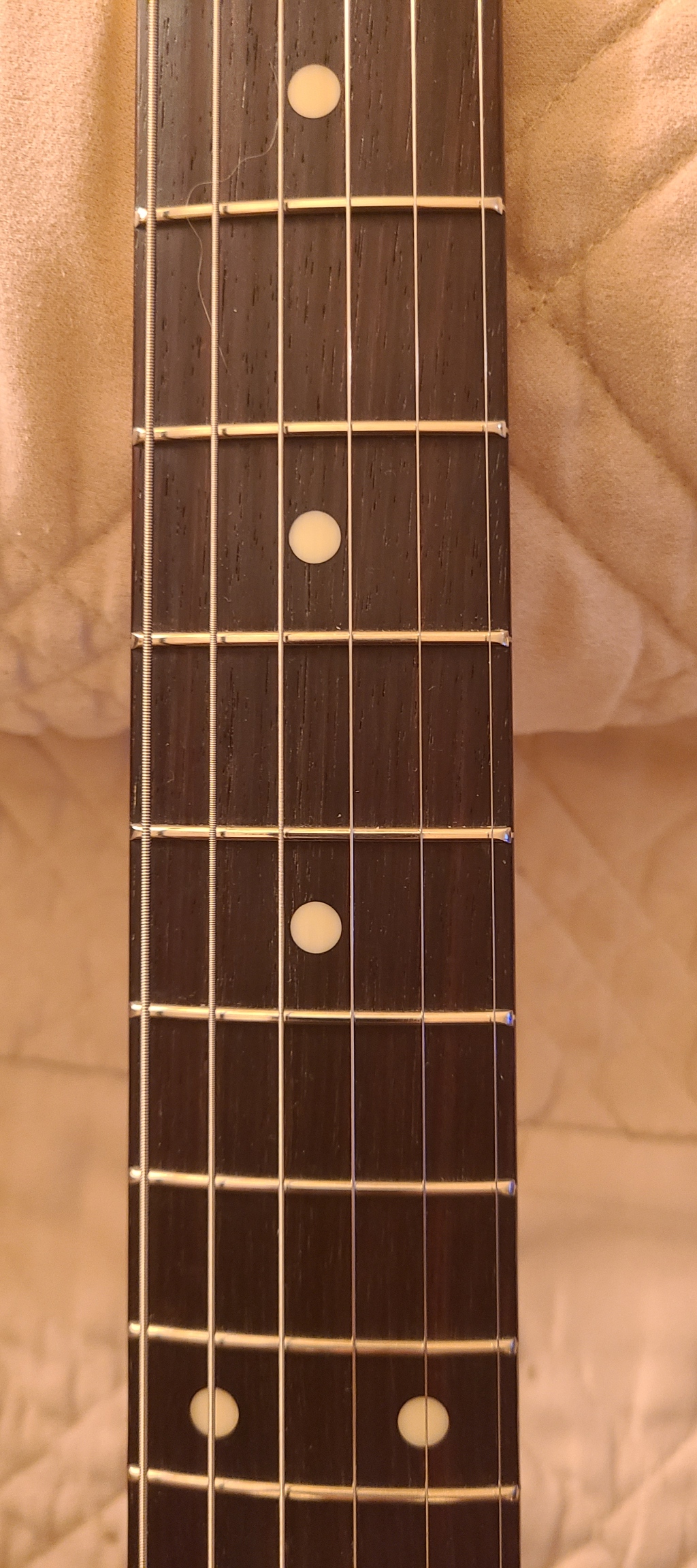How to play with clay dots on dark stages as a Tele player?
