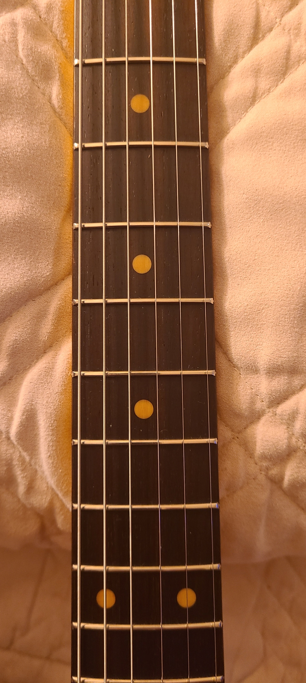 How to play with clay dots on dark stages as a Tele player?