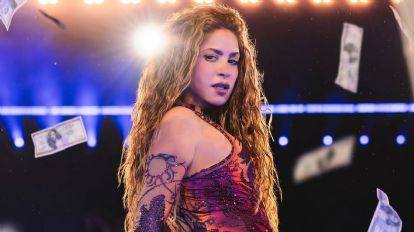 Shakira llora al despedirse de la... - Black plague news | Facebook