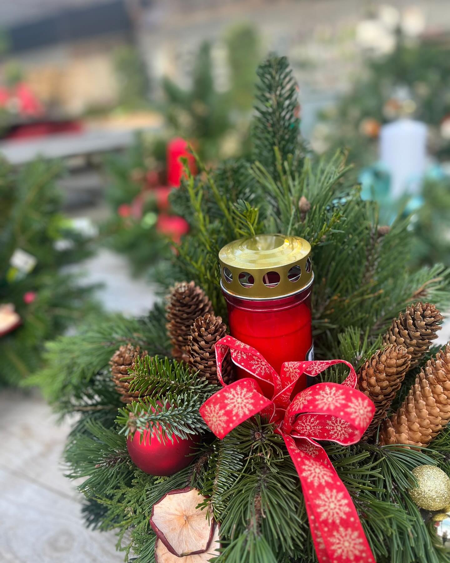 Liebevoll, weihnachtliche Grabgestecke 🥰💐 #grabgestecke #weihnachten #gaertnereijaeger