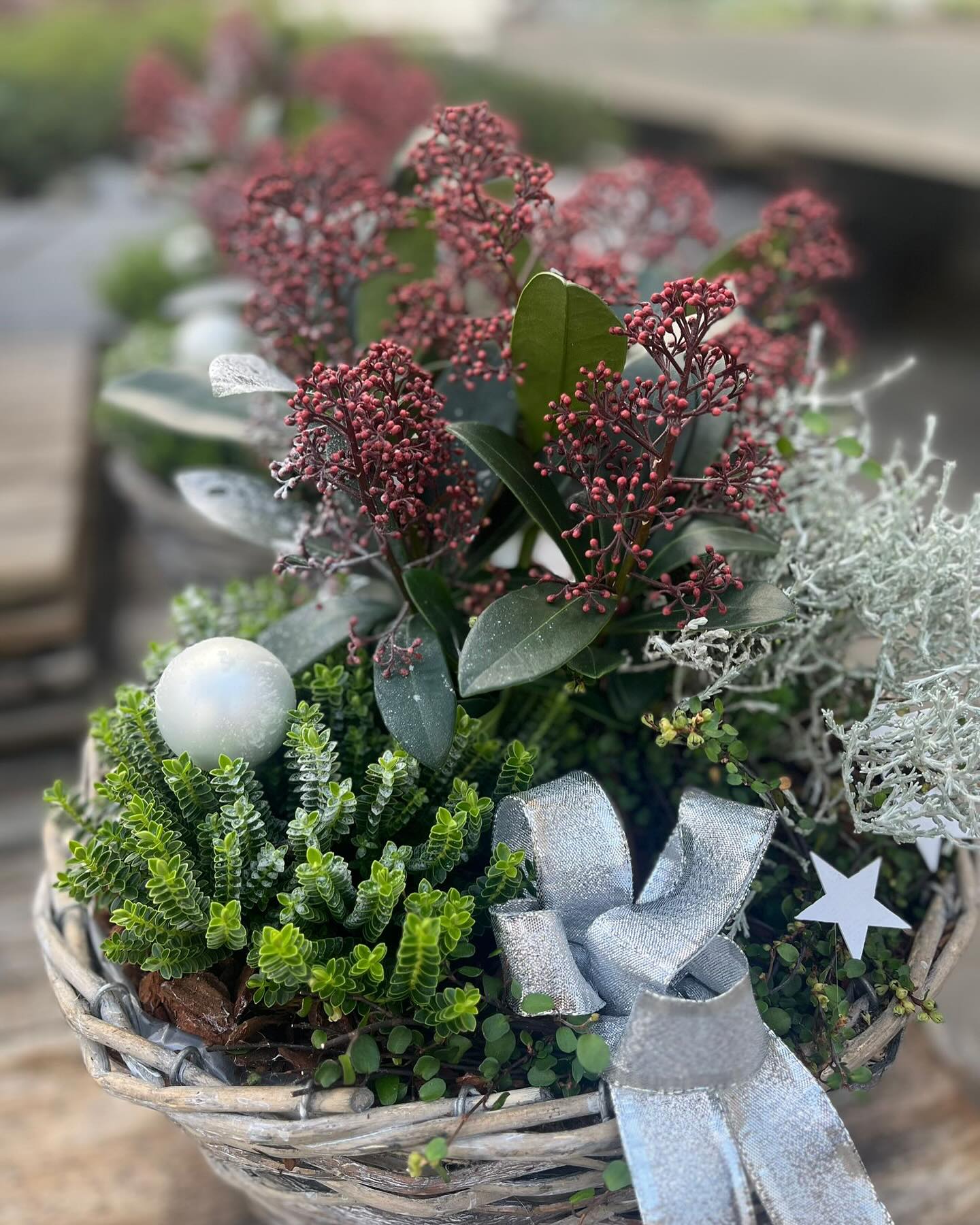 Liebevoll, weihnachtliche Grabgestecke 🥰💐 #grabgestecke #weihnachten #gaertnereijaeger