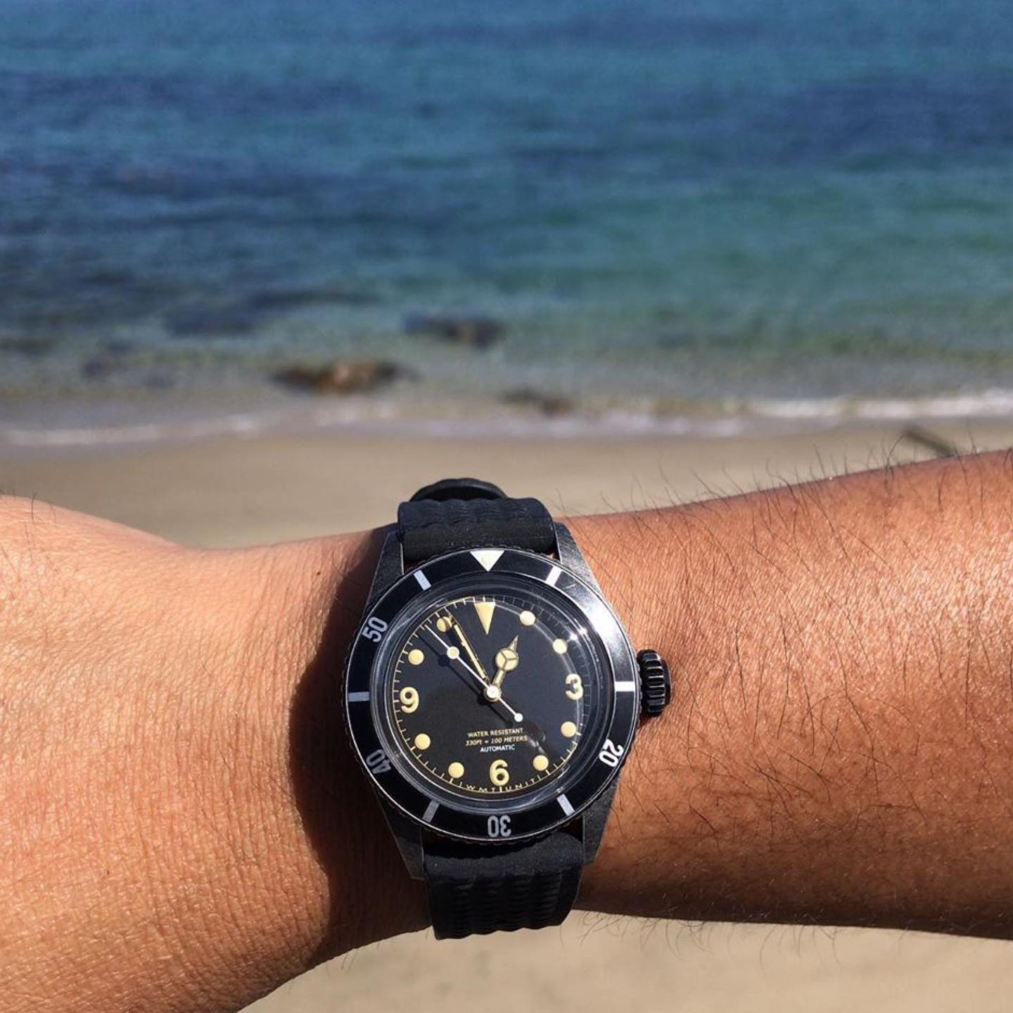 ALL BLACK. WMT SEA DIVER on the beach, simplicity is beauty 