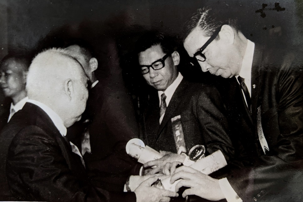 資深媒體人 翟翬 - 紀念先父逝世25周年 追思他在文壇的貢獻 今天六月二十一日是先父翟君石（筆名... | Facebook