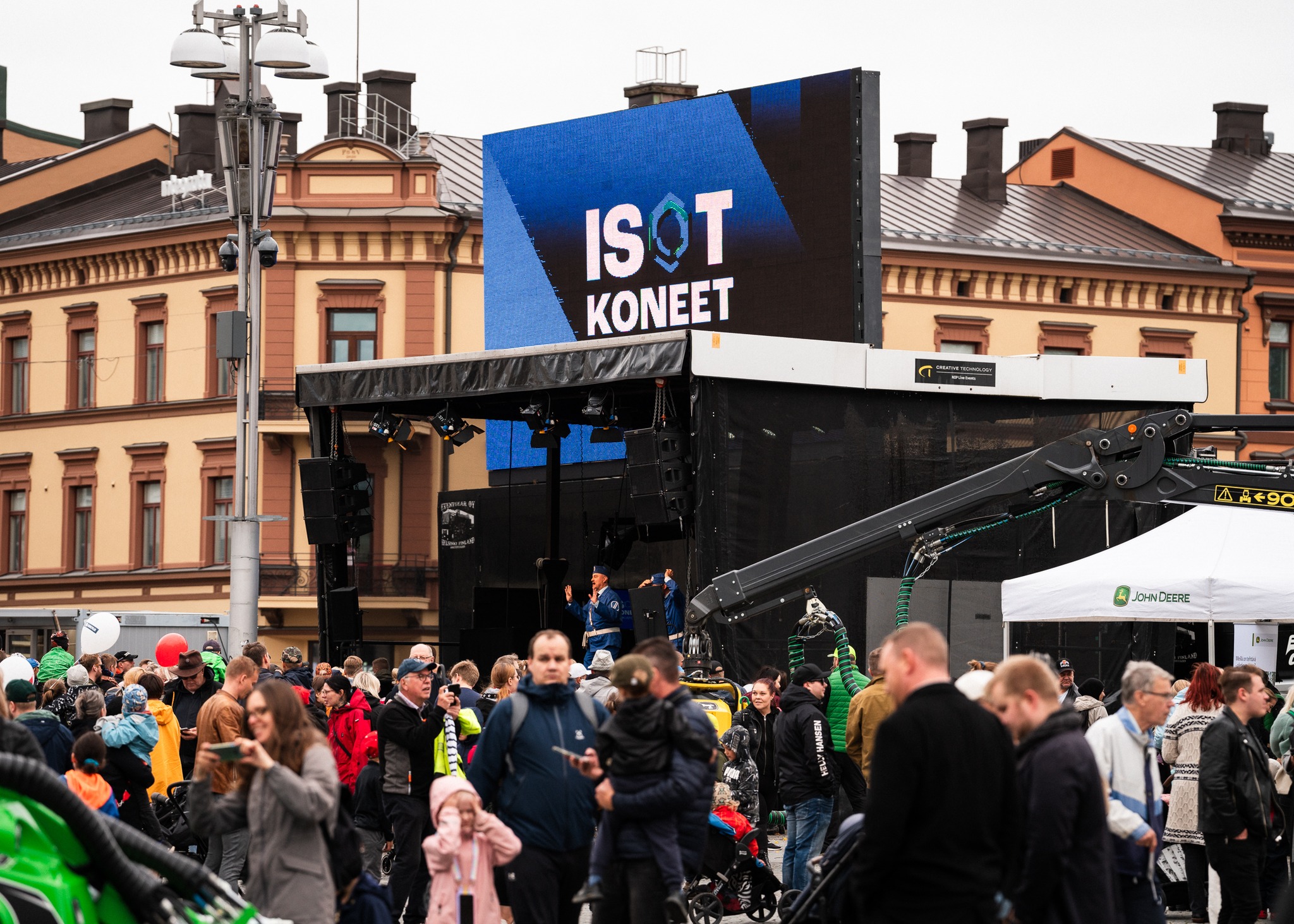 isot-koneet-keskustorilla-tampere