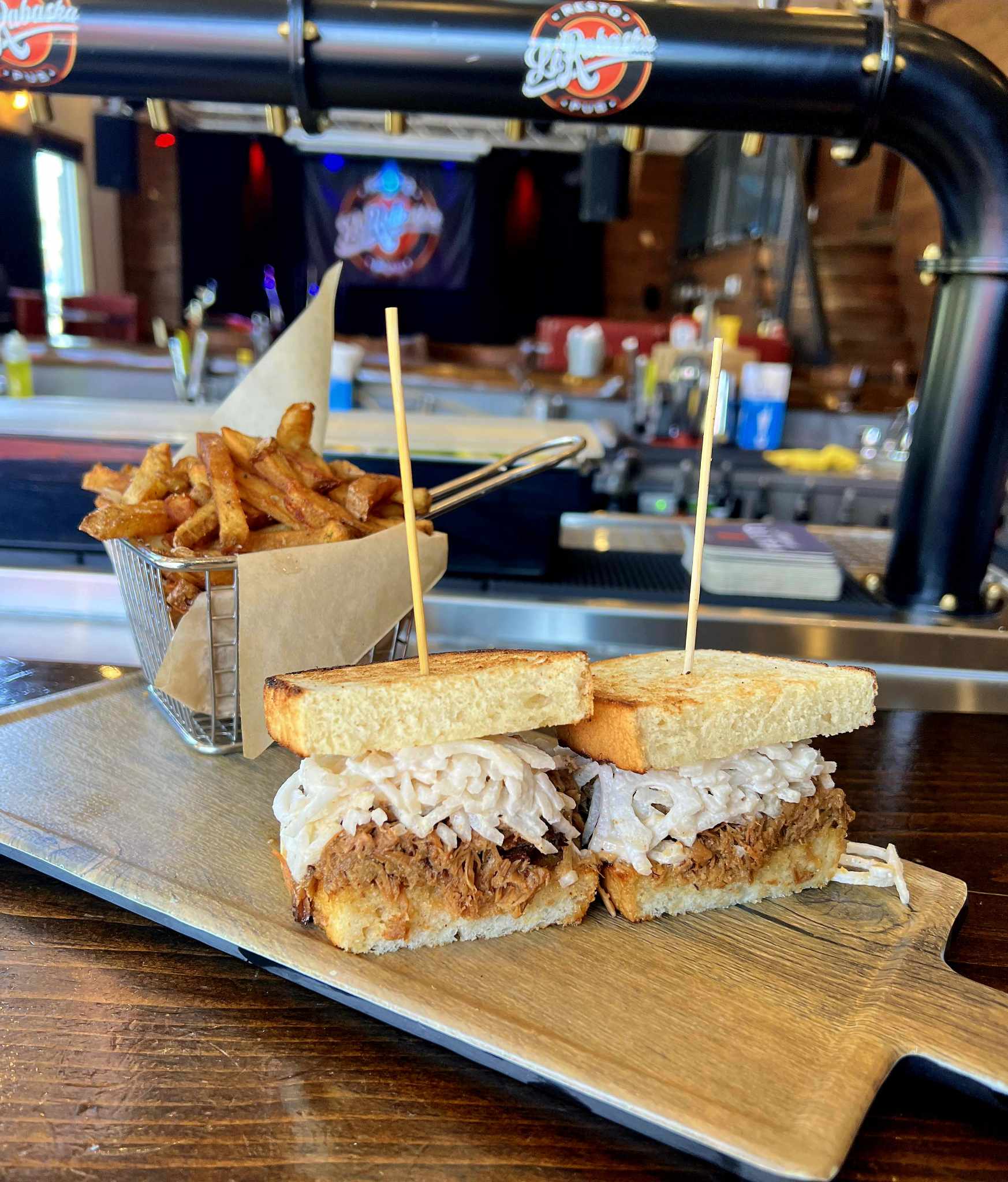 ☀️C'est jeudi! WOW! 👉Aujourd'hui;... - Resto pub le Rabaska