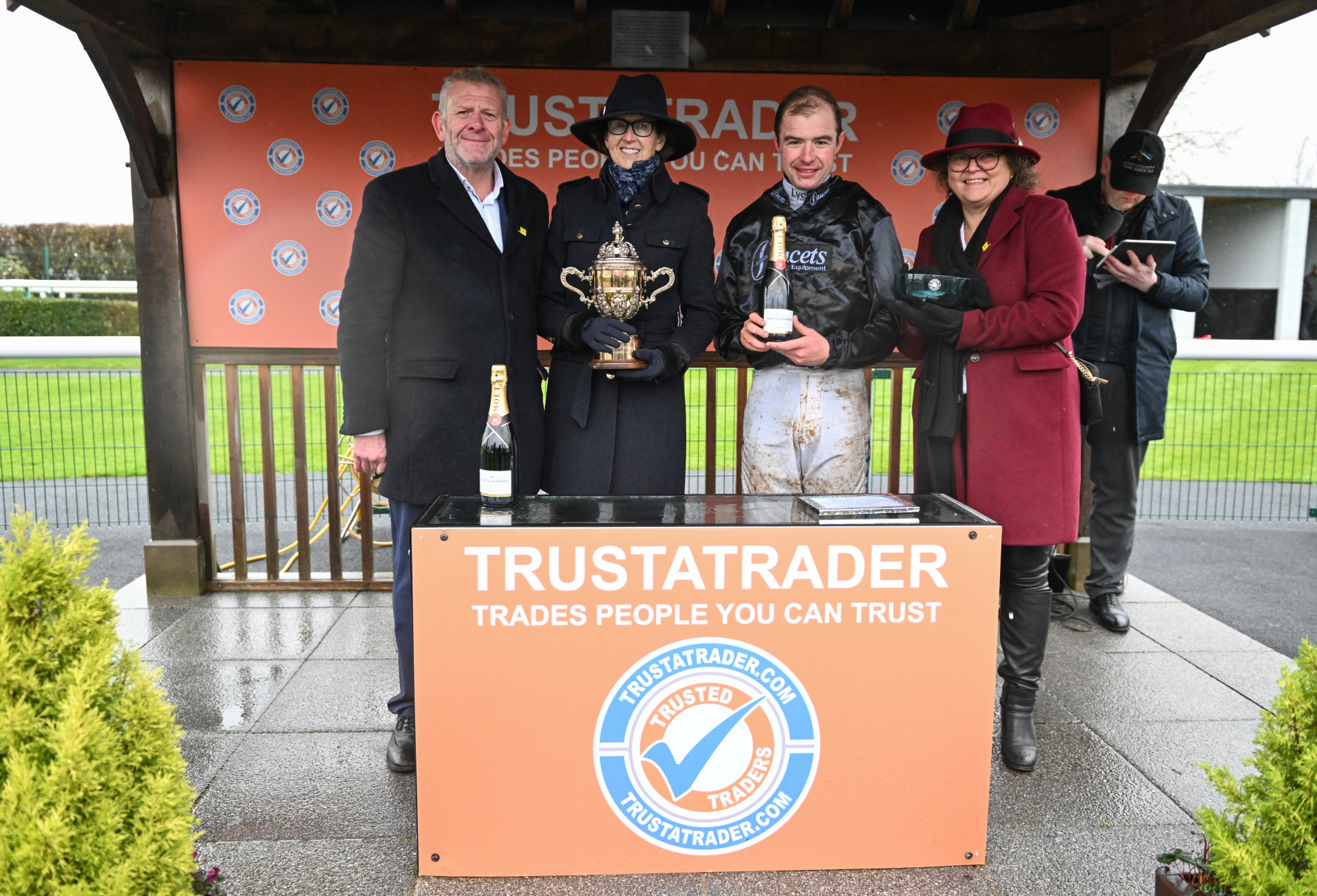 Huntingdon Racecourse - It's Thursday and we are racing! We have 6️⃣ ...