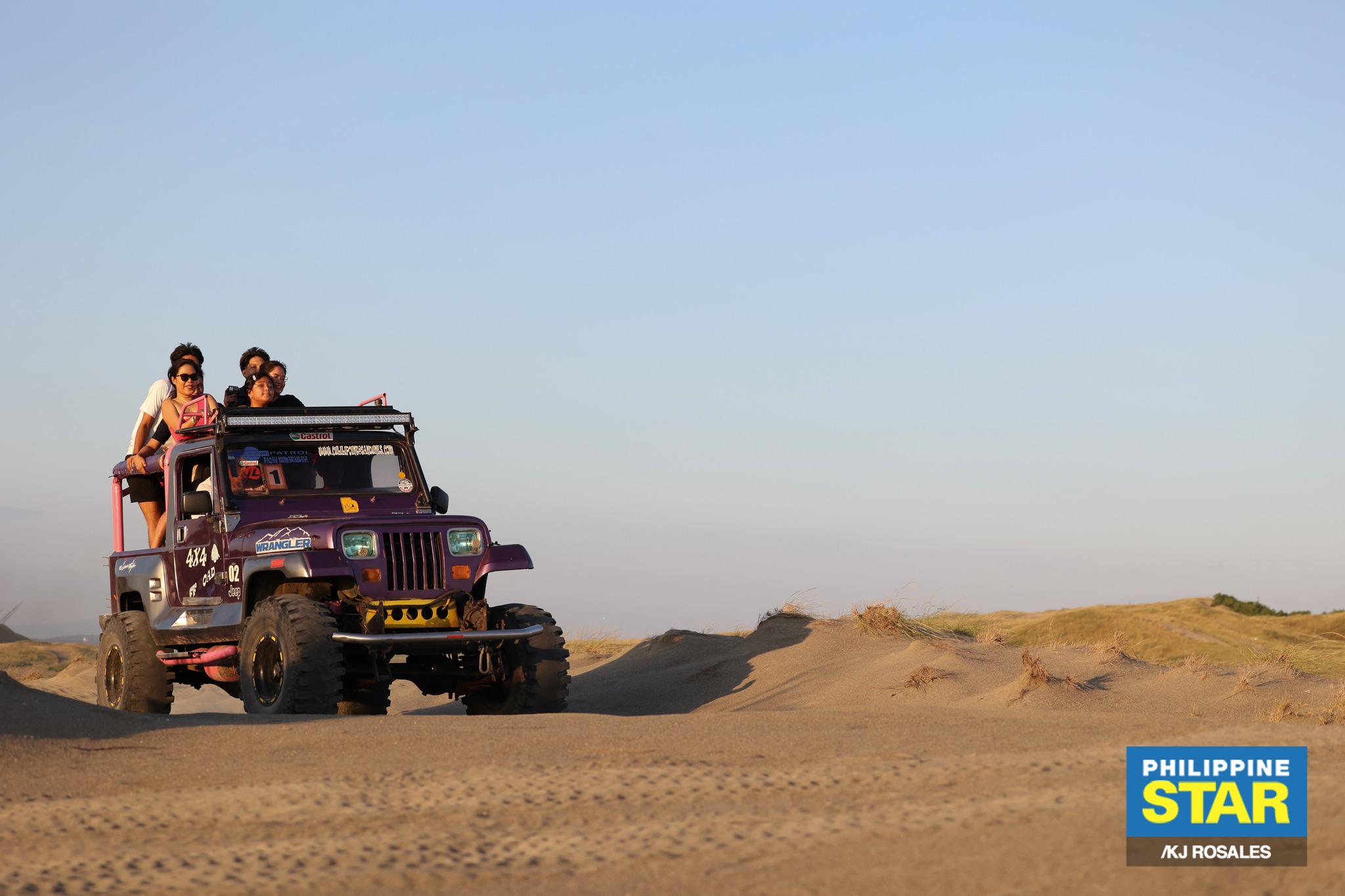 Philippine - UP FOR SAND DUNES ADVENTURE? 🤩 Tourists ride a 4x4 jeep as ...