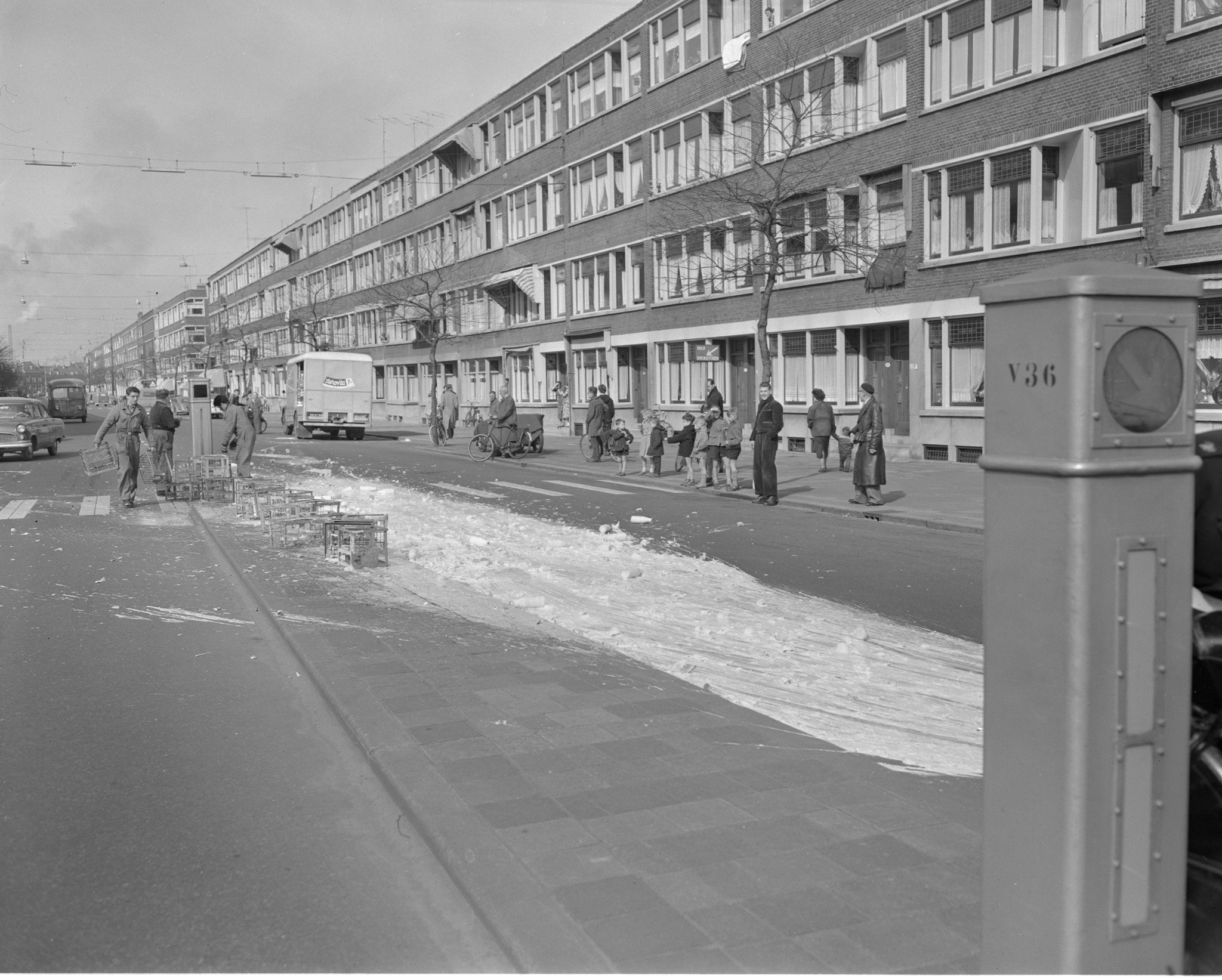 rotterdam-lege-melkkratten-gebroken-melkflessen-en-melk-op-het