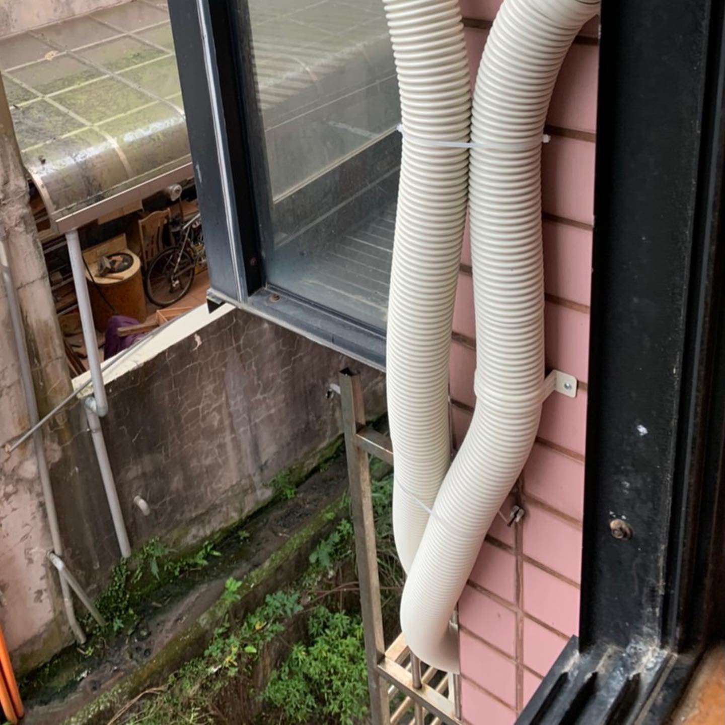 上允實業有限公司 - 如果住家的後面是防火巷或對住家景觀影響不到的地方，可以使用上允圓形伸縮管槽，來保護銅管，節省費用...
