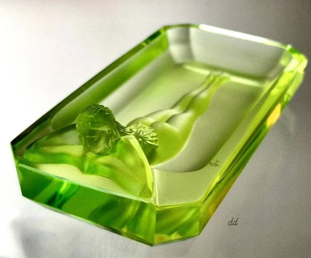 HOFFMAN HEINRICH 翡翠ガラス 🔸“Girl in Pool,” uranium glass pin tray by Heinrich Hoffman