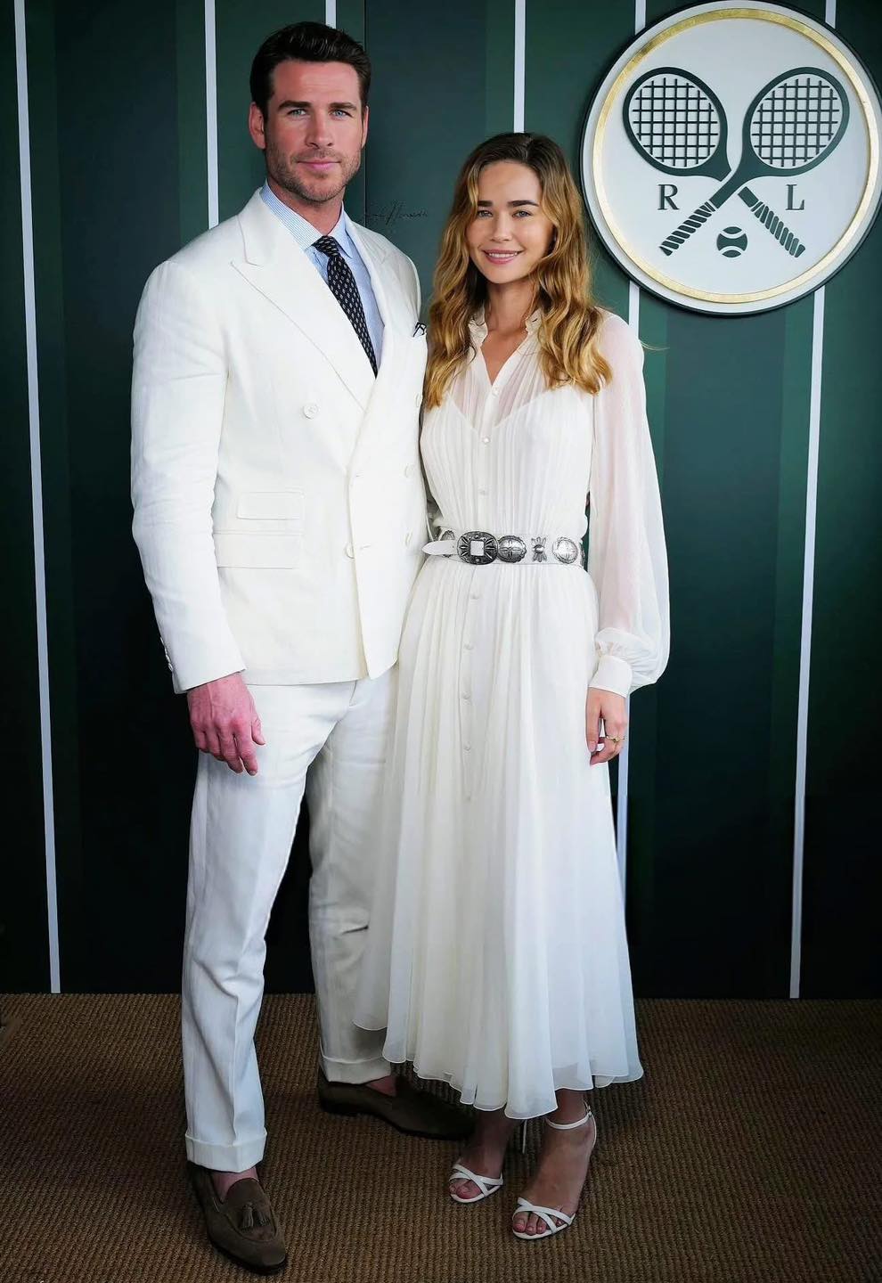 🚨 Liam Hemsworth and his stunning partner Gabriella Brooks turned heads at Wimbledon! The couple brought style and charm to the stands, making love look effortlessly chic amid the tennis excitement. Credit
