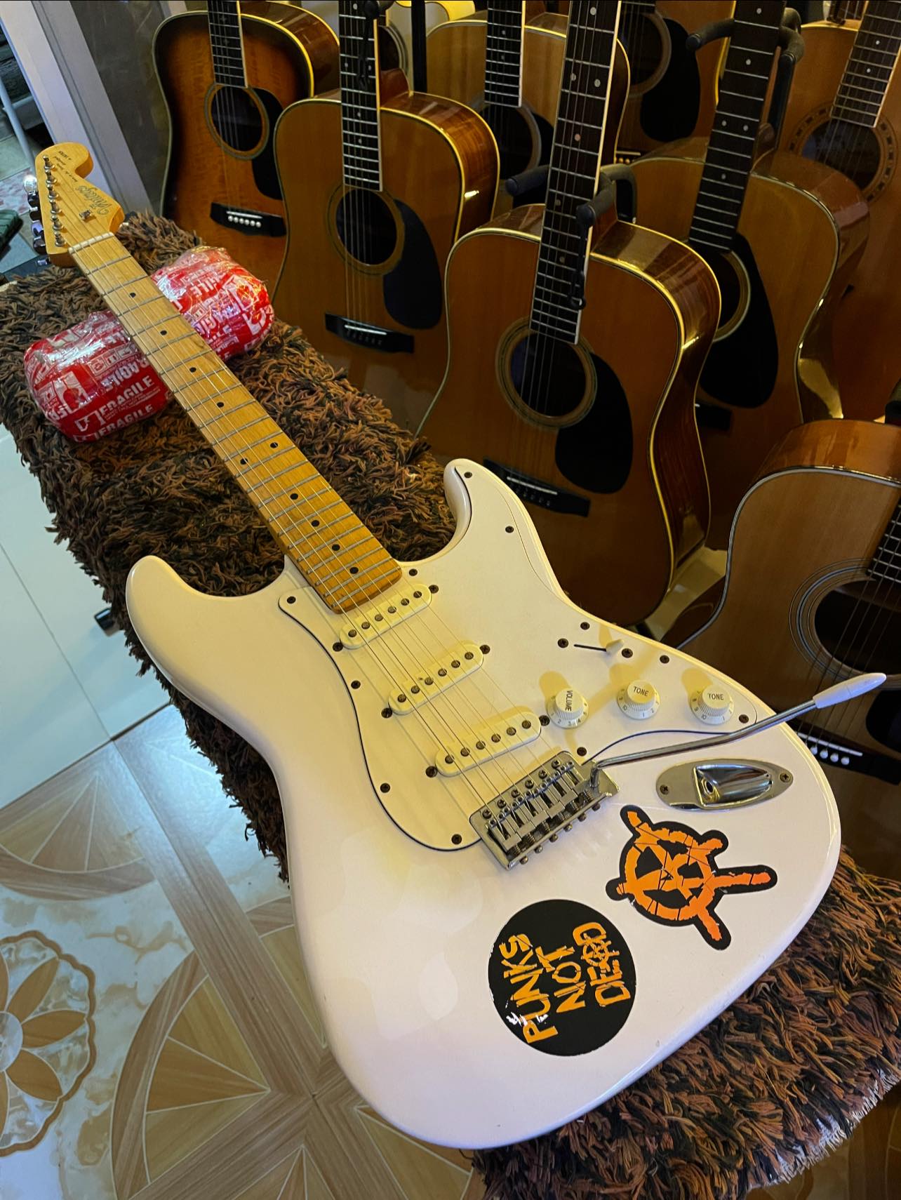Legend stratocaster Vintage white 6k only