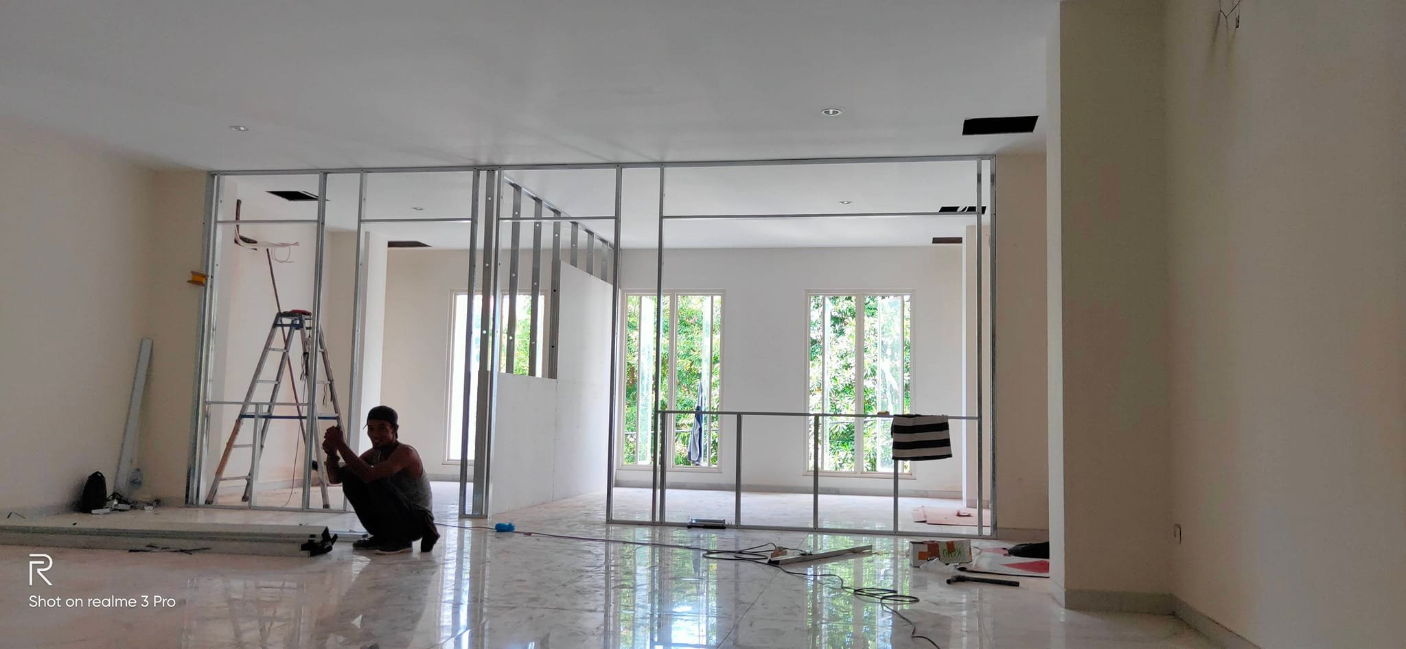 Plafon - Tukang Plafon gypsum Surabaya mengerjakan pemasangan rangka ...