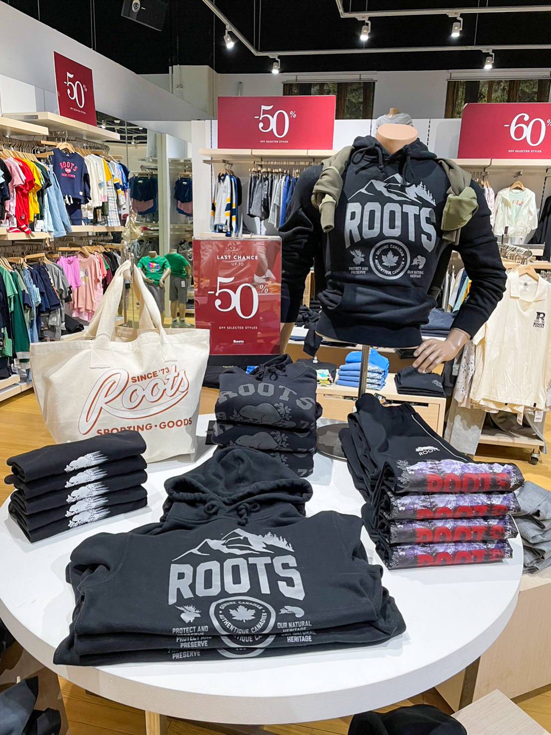麗寶OUTLET MALL - 【#搶便宜，Roots outlet周年慶強強來襲🔥】 一年一度Roots慶典‼... | Facebook