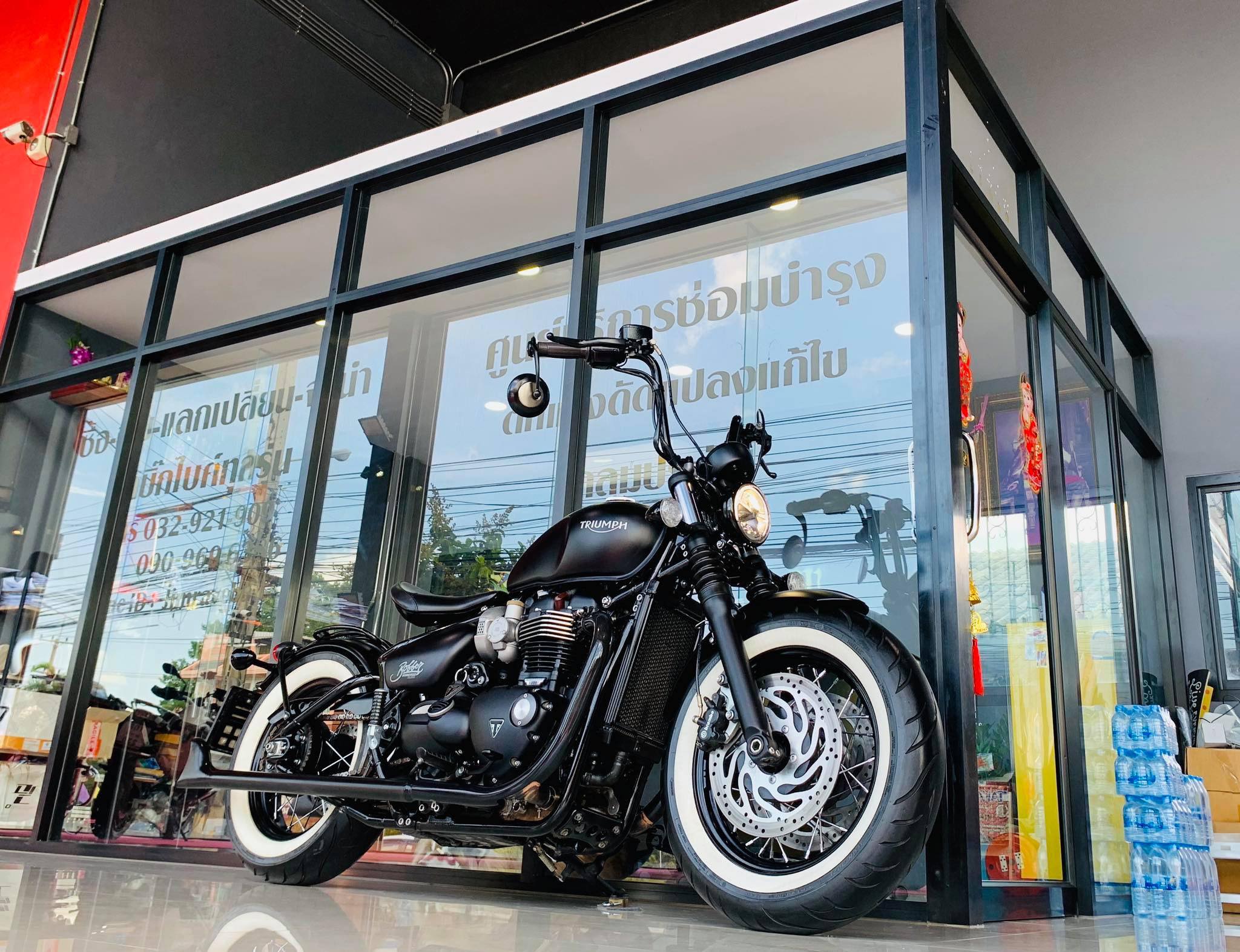 Triumph Bonneville Bobber Black... - Rave Bulls Superbike