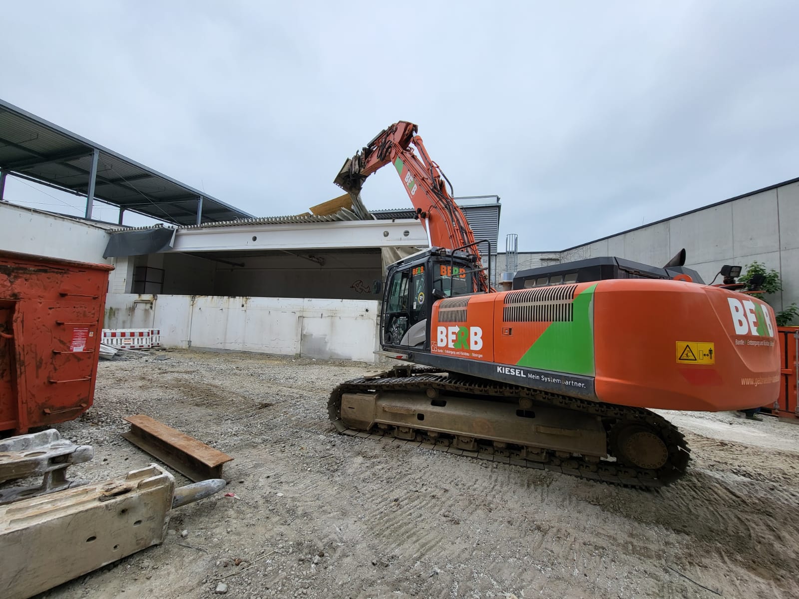 Unsere #Plattmacher sind in Leonberg beim Restrückbau eines Möbelhaus im Einsatz. 🚧🔨🧱 #teamberb #Bau #Baustelle #Rückbau #Erdbau #Entsorgung #Massenbeweger #Aufreisser #Schwarzwaldpower #wersonst #Hitachi
