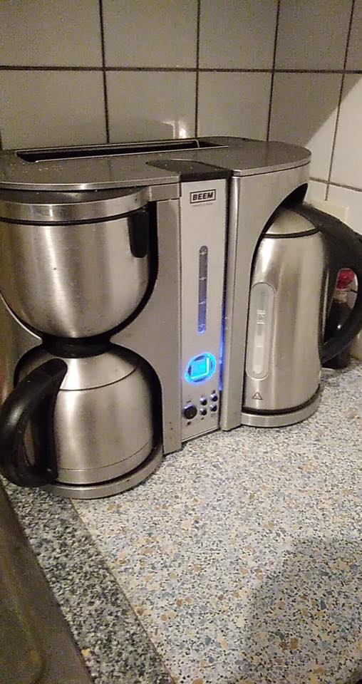 Hallöchen, Da wir diese 4 in 1 Kaffeemaschine kaum nützen, würden wir diese gerne verkaufen, ca 2 Jahre für 120 Euro VB Es ist eine: BEEM Ecco de Luxe 4-in-1, Frühstücks-Center: Kaffeemaschine, Was
