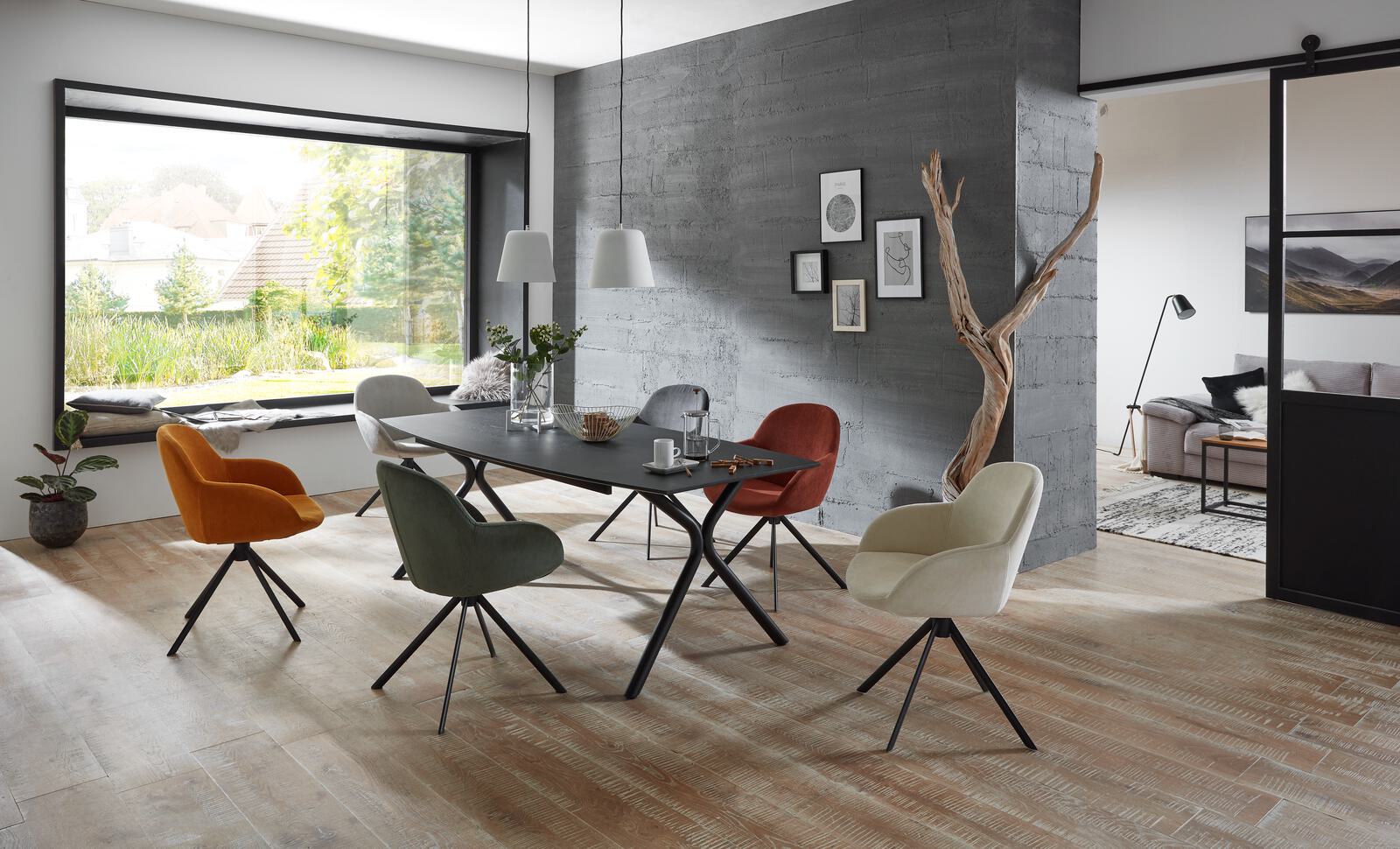 Dieses Esszimmer besticht nicht nur durch den modernen Esstisch auch die unterschiedlichen Farben der Stühle spiegeln die Besonderheit wieder. Mehr Inspirationen in unserem Möbelhaus Rundel in Ravensburg. #esszimmer #essbereich #esstisch #essen
