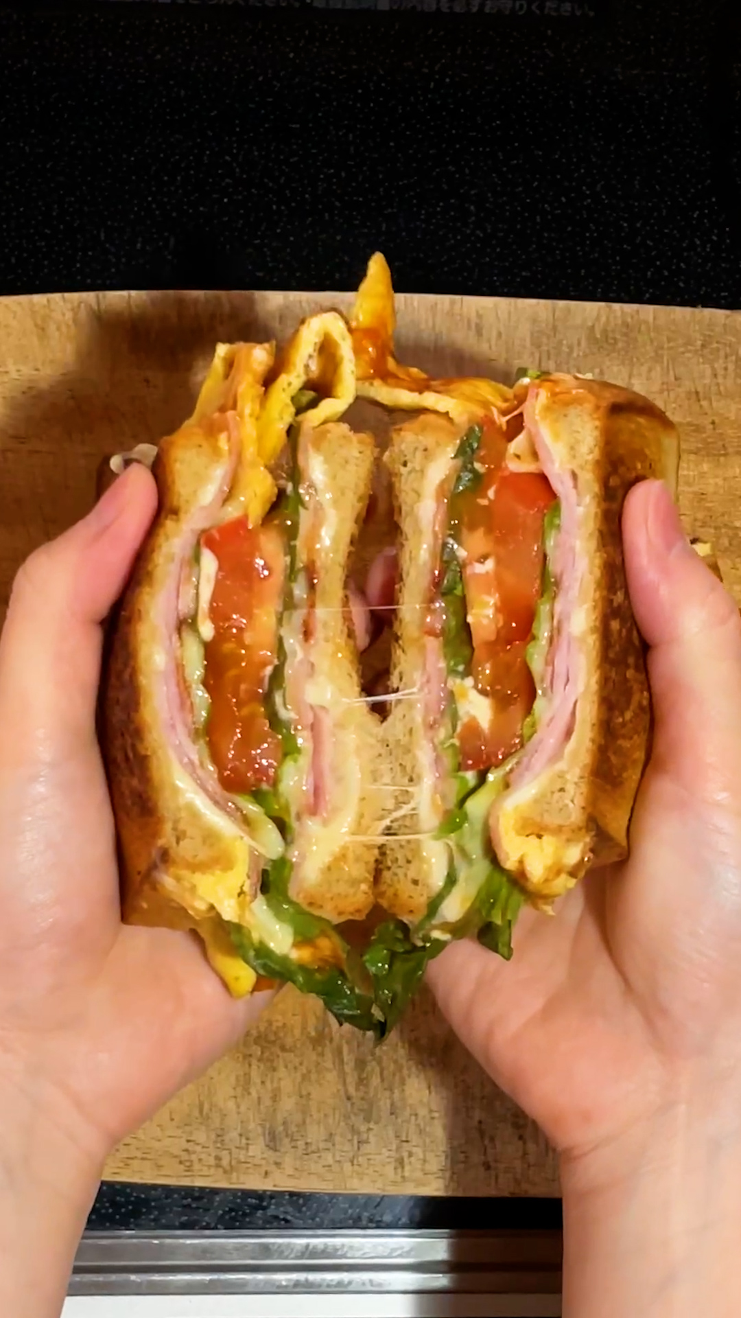 ホットサンドまだ挟んでるの？】具材をのせて折りたたむだけ