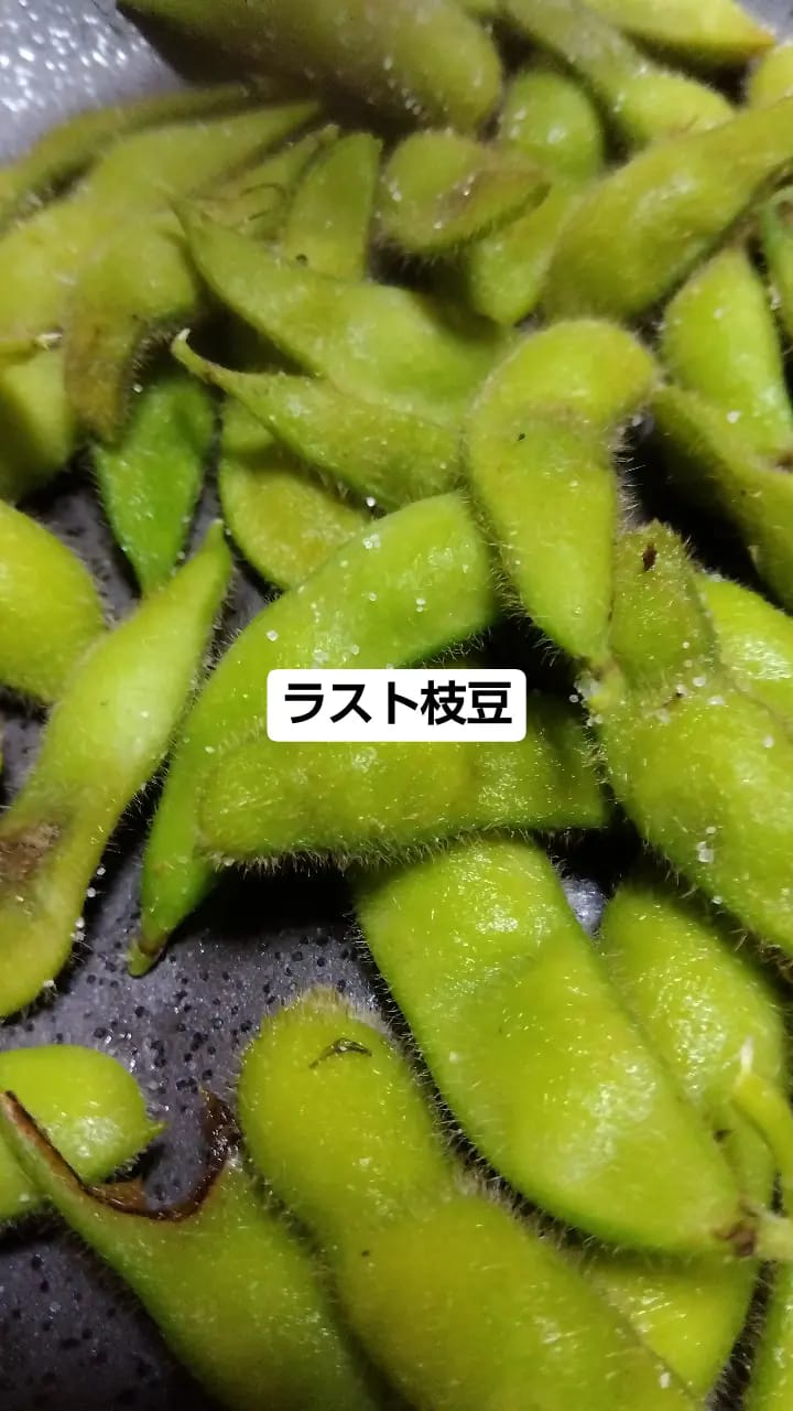 彩り農園 - よもぎの話。以前から畑にヨモギ（写真左）とヨモギに似た