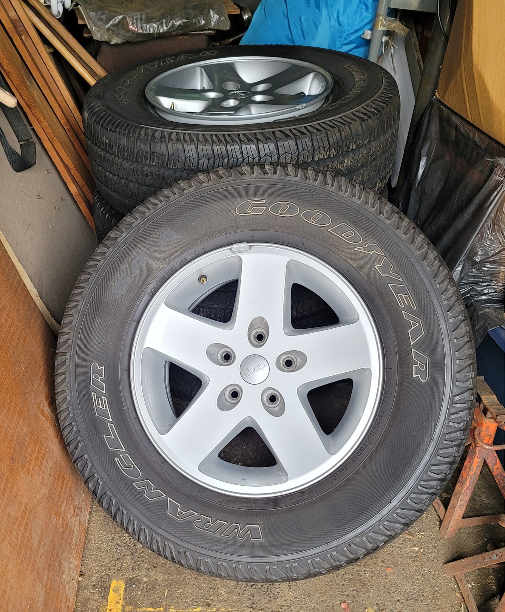 1 X 255/70r18 5x5 5x127 Jeep JL Sahara wrangler Stock Aluminum