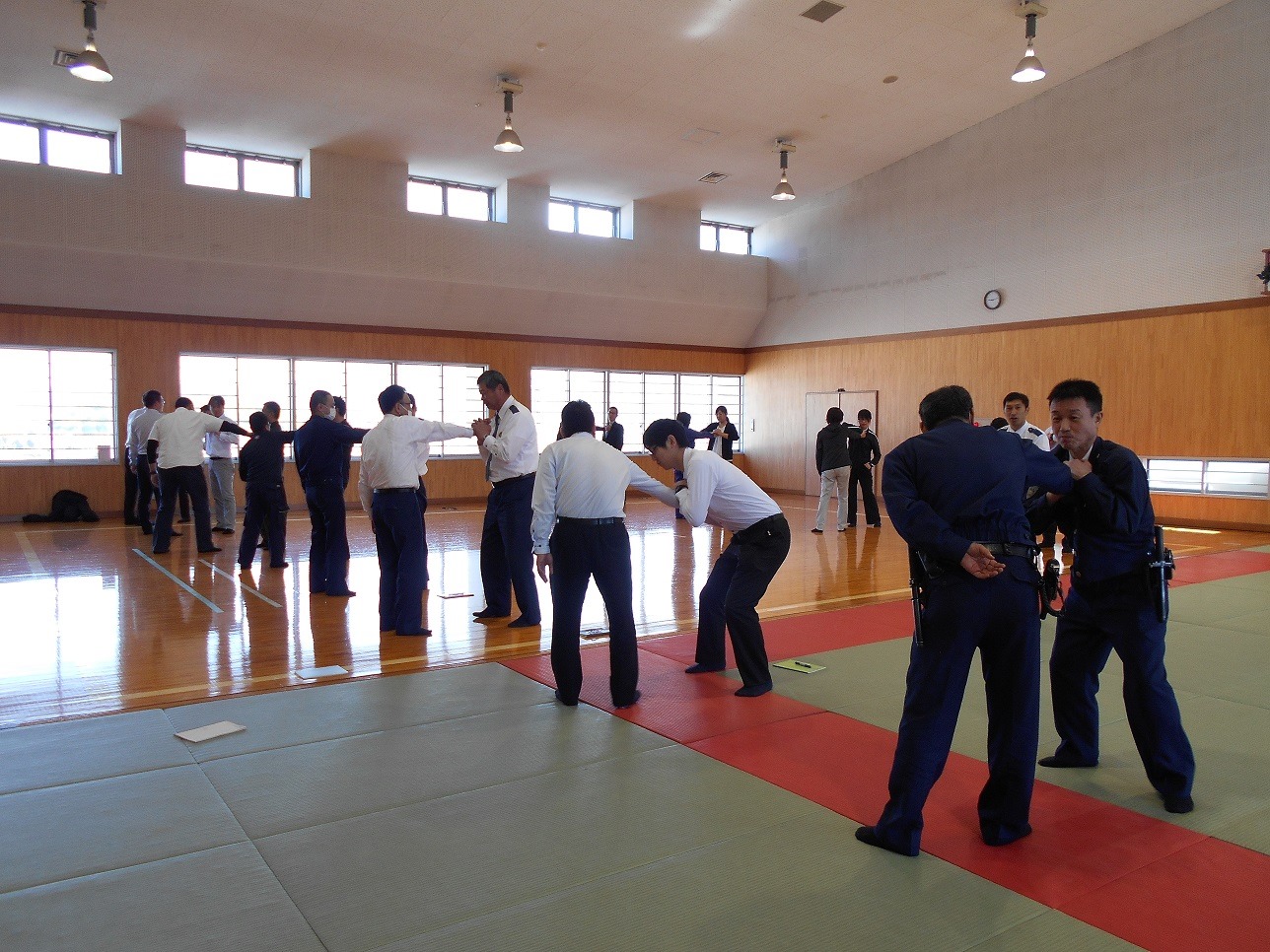 愛媛県警察 朝の逮捕術訓練 松山南署では毎週金曜日の朝礼後に 逮捕術訓練 を行っています Facebook