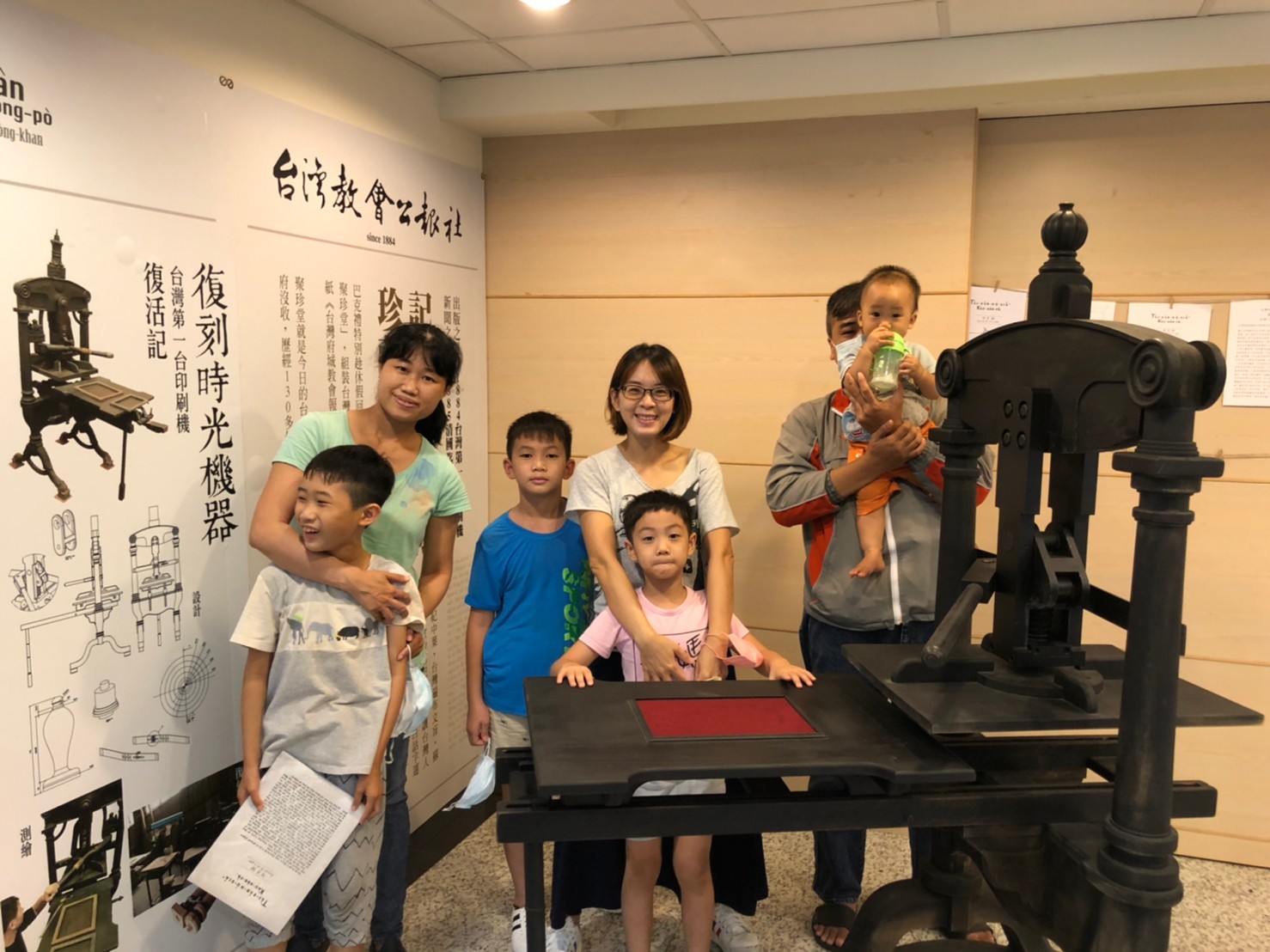 台灣教會公報社 高雄書房 - 謝謝上周六(8/12)的好朋友們參加書房「復刻版印刷體驗活動」，想知道台灣第一份報紙是怎... | Facebook