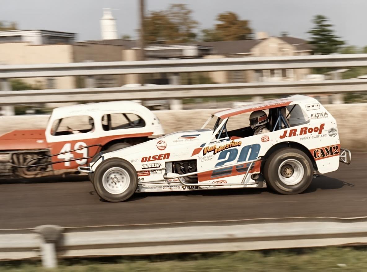 Turn - Brett Hearn racing his Olsen Chassis #20 against the old school ...