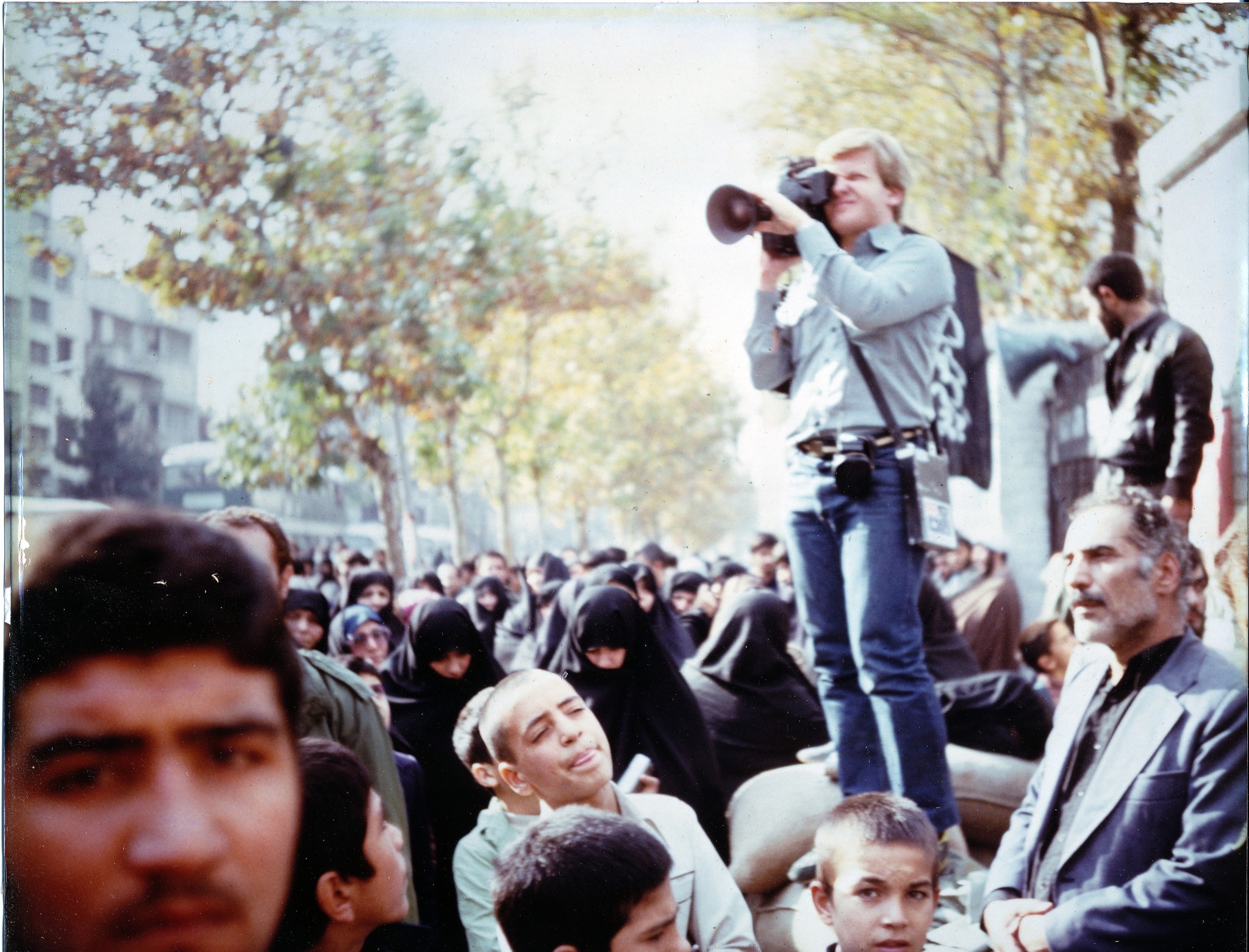 Eyesofageneration.com Group | Outside the US embassy in Tehran in ...