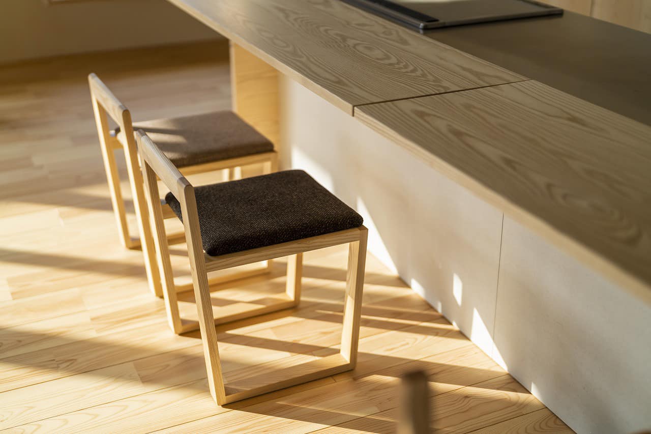 kitokiのmuku seriesのDK06.desk cabinetは、1本1本厳選された無垢材を