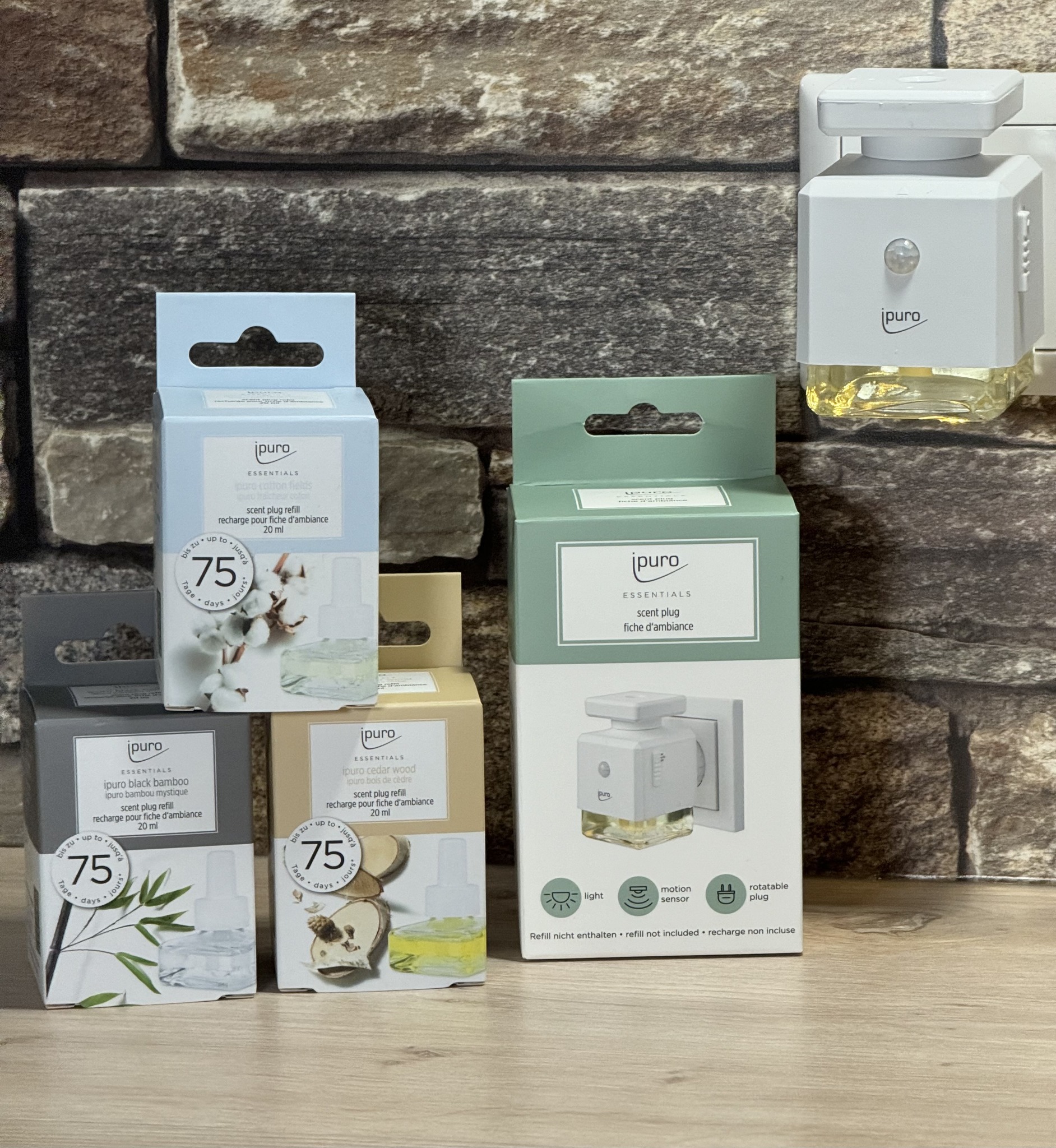 Es gibt einen neuen Raumerfrischer bei dm 😍 Der ipuro Scent Plug-In erfrischt nicht nur Euer Zuhause sondern sorgt auch für eine einladende Atmosphäre 🤗 Der Duftstecker passt dank seines drehbaren Plu