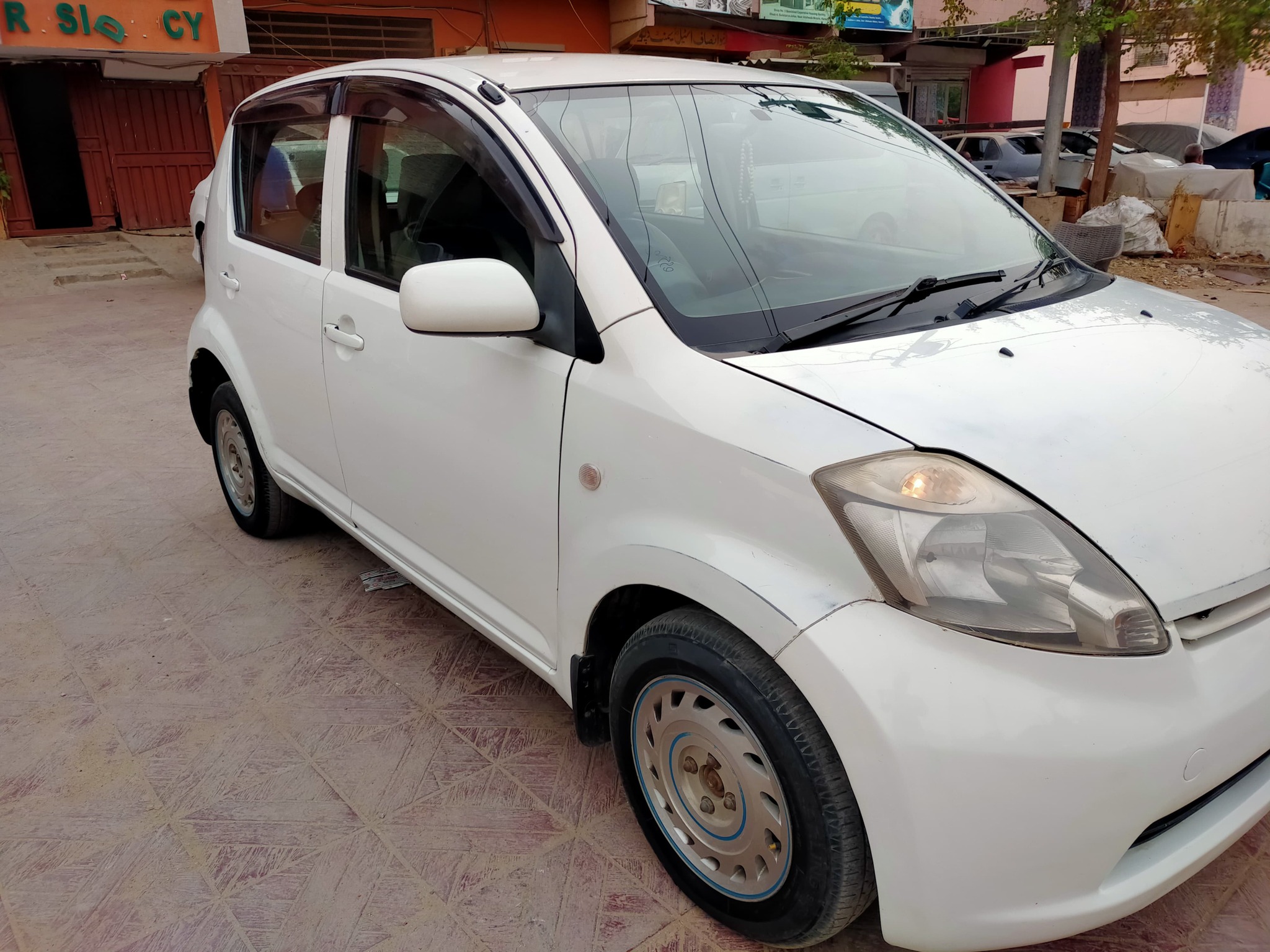 auto-market-gulistan-e-johar-block-4-karachi-pakistan-suzuki