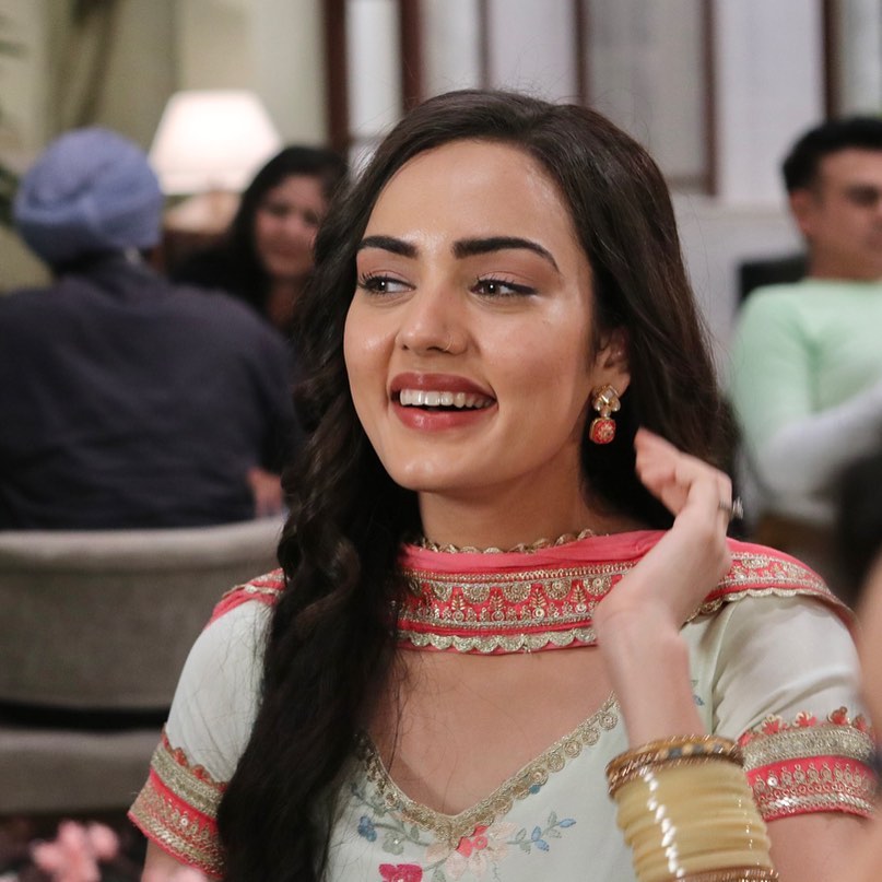 hasu-hasu-chehre-candid-himanshi-parashar