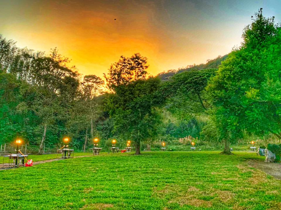 爺亨溫泉夢幻莊園露營區 夕陽下的草原區 好美喔 訂位請加 0968189576 Facebook