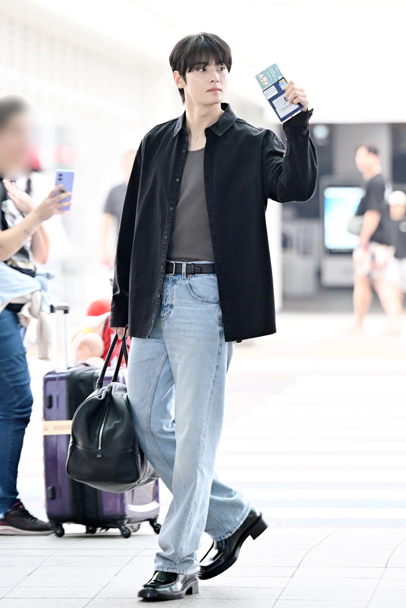 Cha Eunwoo appeared at Incheon International Airport wearing a 