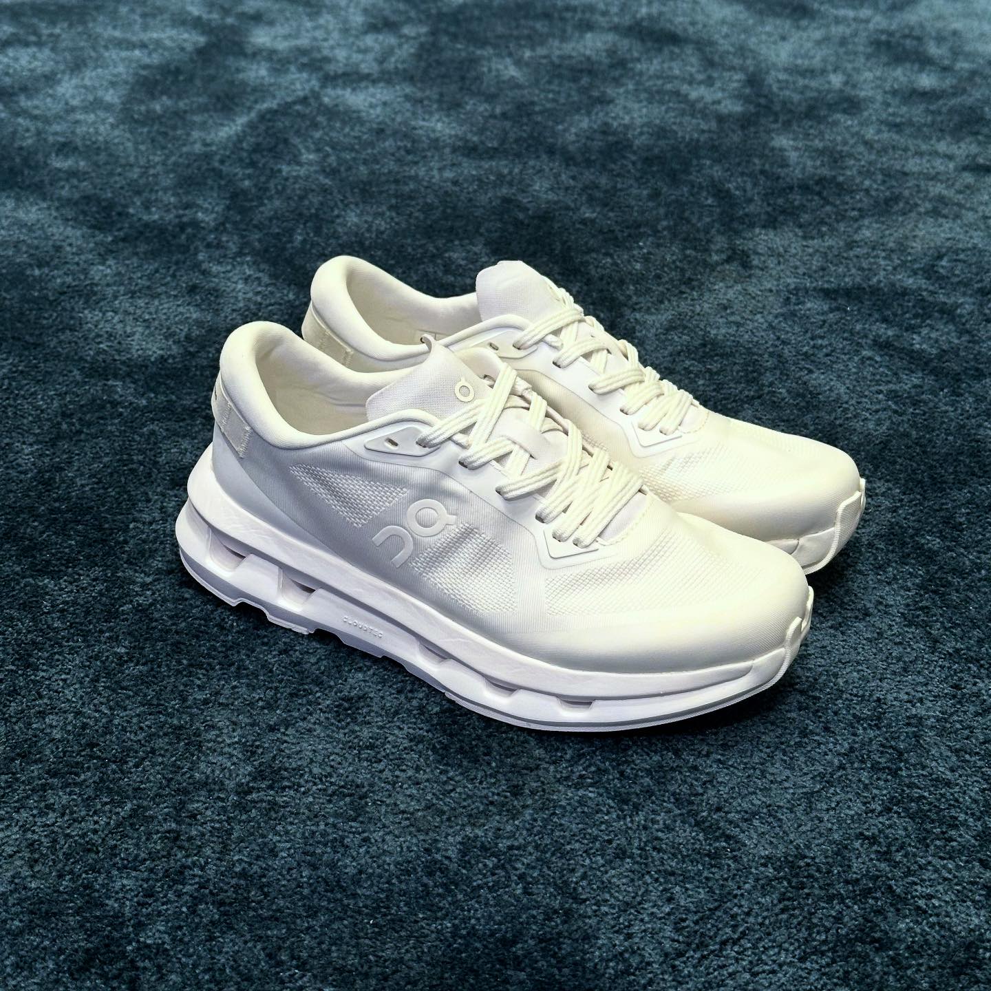 Now on sale @on.japan Cloud zone White / white size : 26.0-28.5cm 