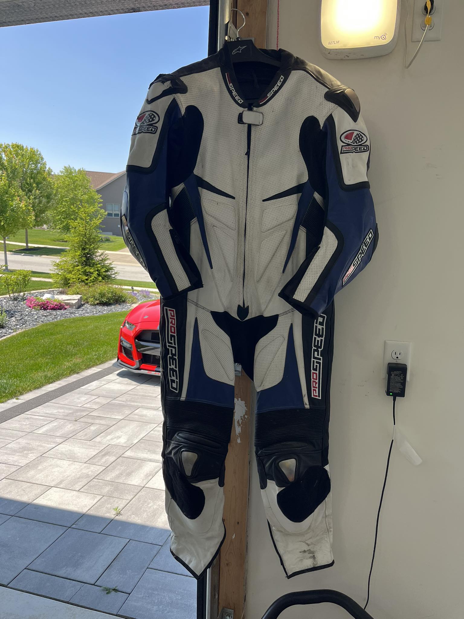 Alpinestars motegi v3 2 piece suit, used 3 times. I bought it few 