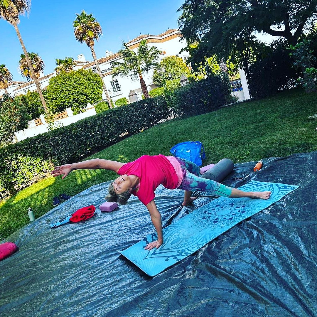 🔥 WHY ADD RUSSIAN TWISTS TO YOUR YOGA SESSION AND WORKOUT? Strong core ...