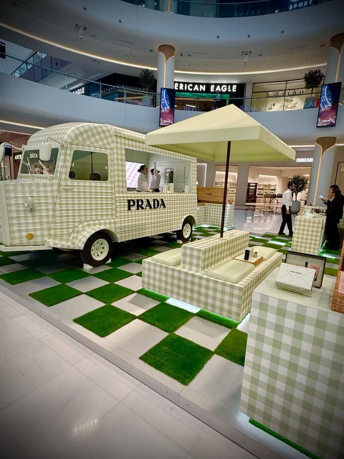 Streamline - PRADA เติมชีวิตชีวาให้การช้อปปิ้งด้วยป็อปอัพสุดเก๋ แบรนด์ ...