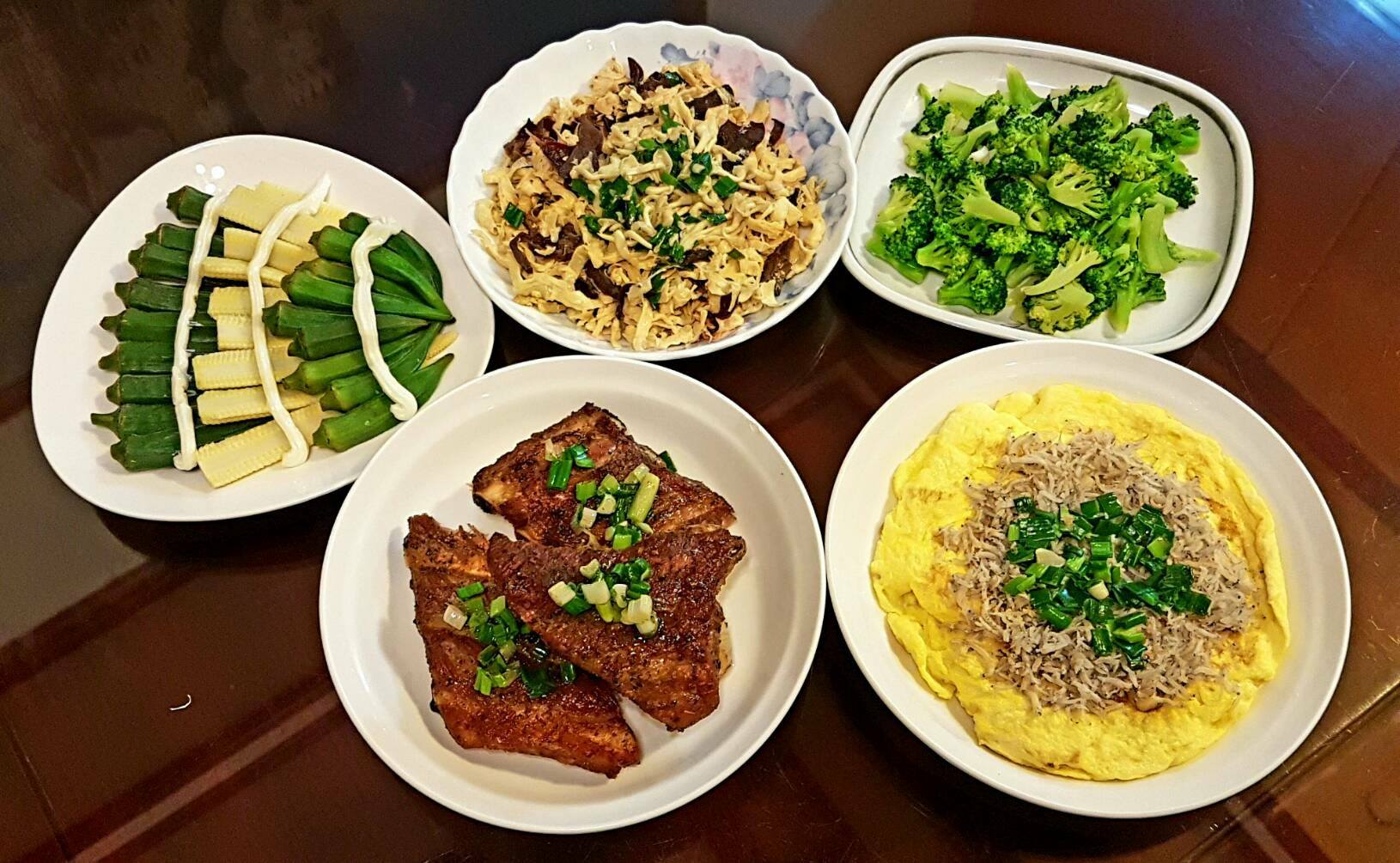 飛碟夜光家族粉絲團 - 我是光禹 肚子餓了沒 我煮的晚餐來了 有看到葱烤豬肋排嗎 還有吻仔魚烘蛋 秋葵玉筍沙拉...