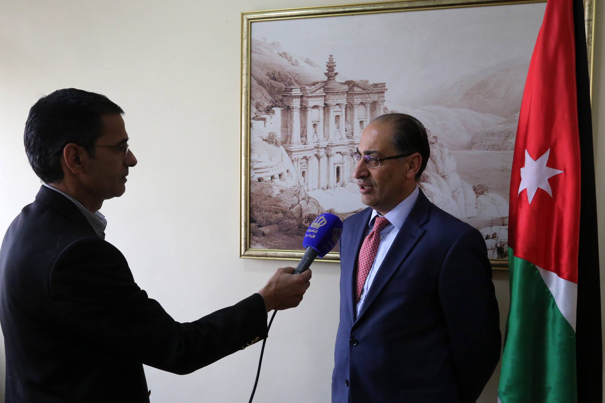 الاستاذ عماد الرقاد التلفزيون الاردني يلتقي وزير التخطيط والتعاون الدولي الدكتور ابراهيم سيف للحديث حول اجتماعات المنتدى الاقتصادي الدولي السنوي دافوس الذي تستضيفه مدينة دافوس السويسرية خلال الفترة ما بين 21 وحتى