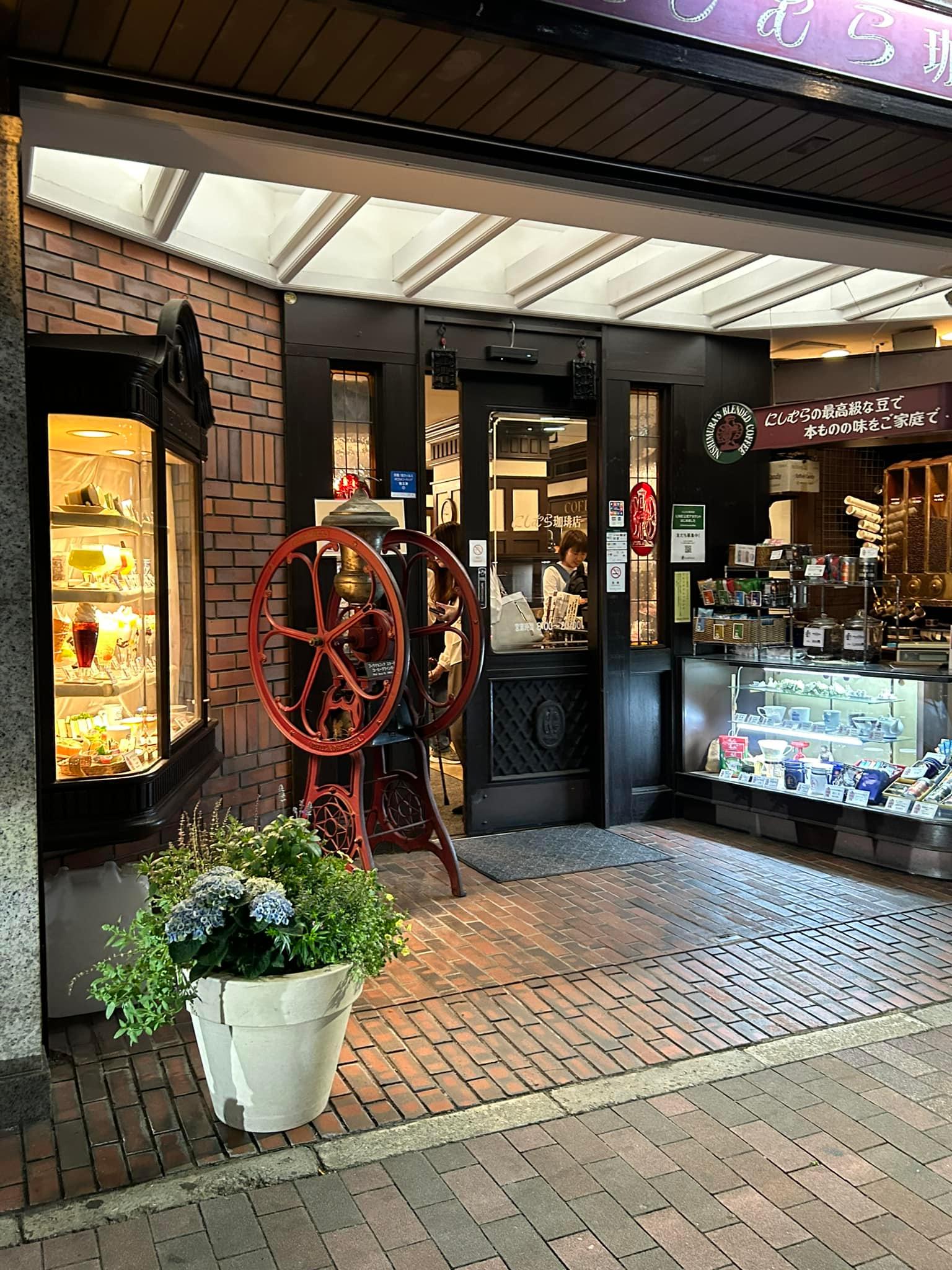 神戸三ノ宮にしむら珈琲店、まだ入った事無かった。店員さんの制服も