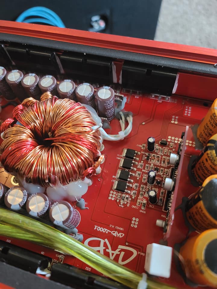Amp repair advice needed, what's wrong with it?