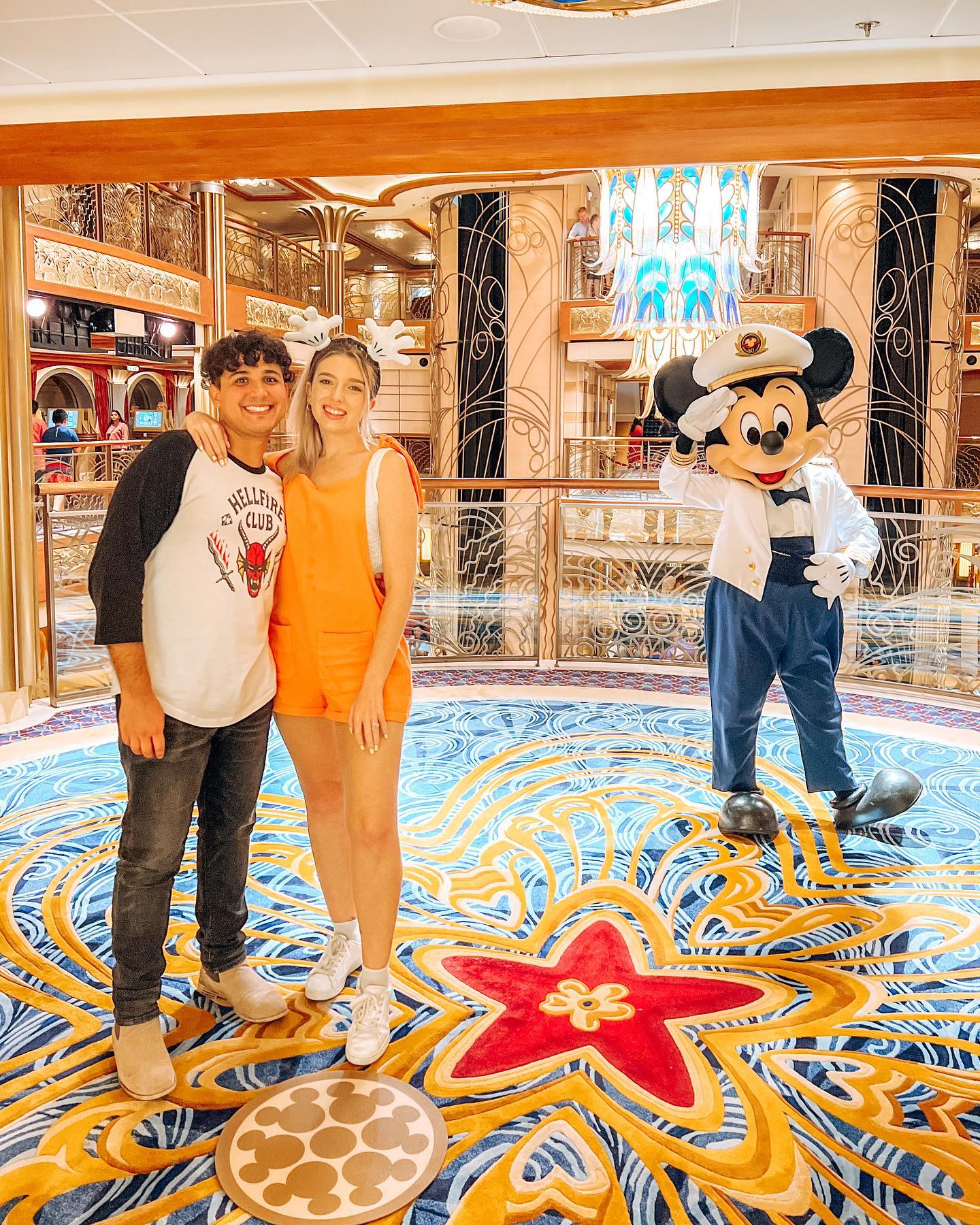 コミック・アニメ Disney Newport Bay Club Captain Mickey Captain Mickey arrives to his meet and greet at Disney Newport Bay