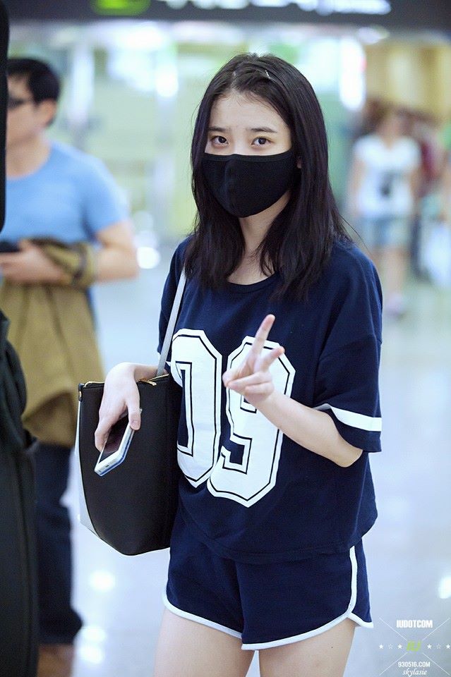 아이유 메이트 - 140901 김포공항 도착 (유스케 제주특집) 아이유 직찍 (By.별빛유) | Facebook