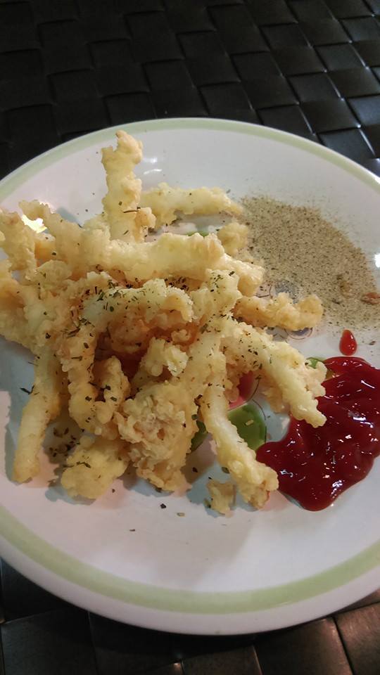 巧園 - 酥炸花枝條》4/7/二。家庭餐照片 看來,,好像裹了很厚的粉 確確實實呢,, 是佔了高比例的蛋汁...