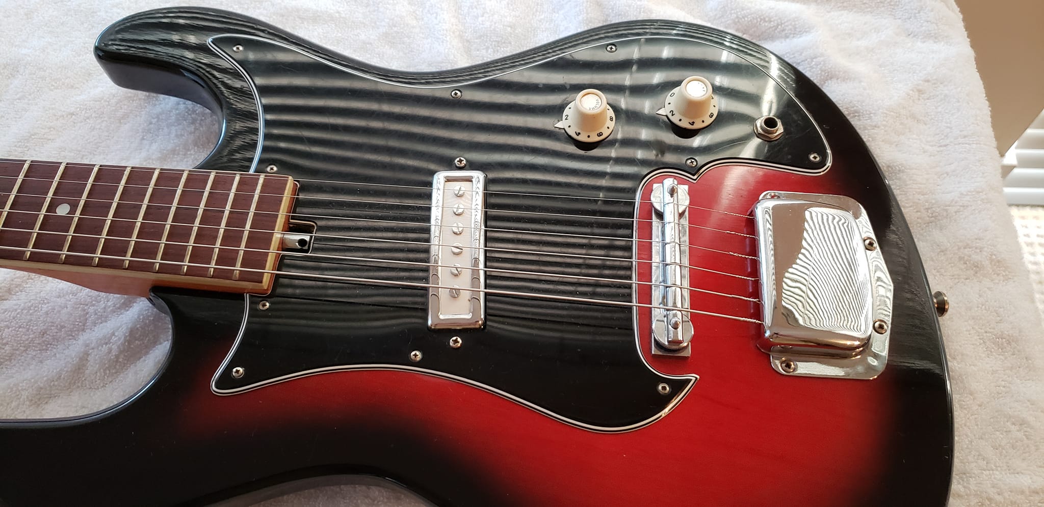 Hello everyone. Here is my Silvertone 1405 guitar with a 1482 amp.