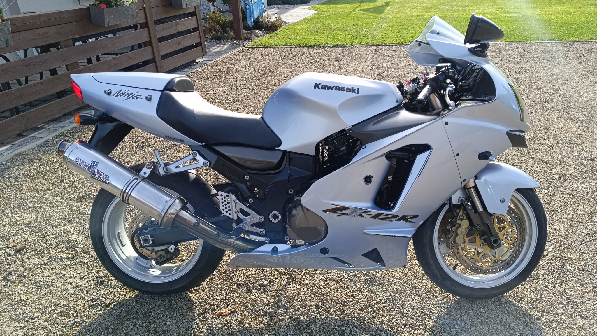 Hi,I need a right side fairing in the color Silver moonlight Top