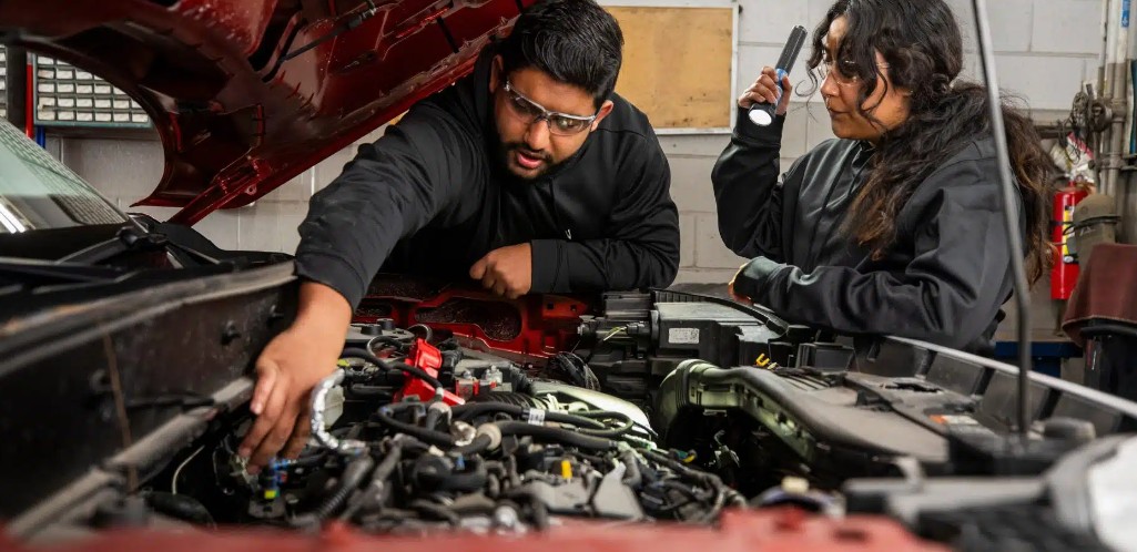 New - APPLY NOW to the Ford Auto Tech SCHOLARSHIP 📢💰🔧 This program is ...