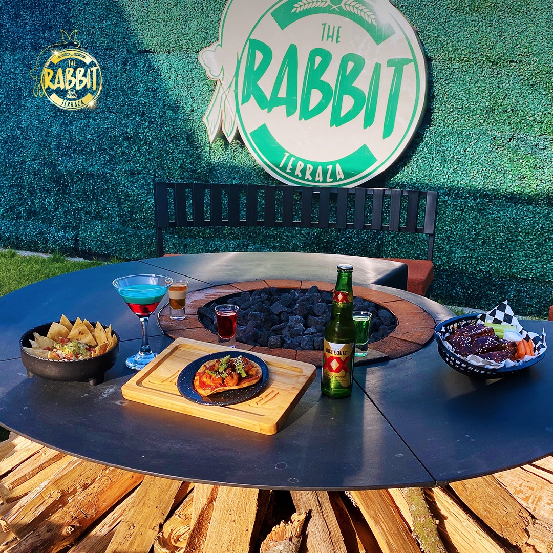 Siéntate a gusto, come a gusto...... - The Rabbit Terraza